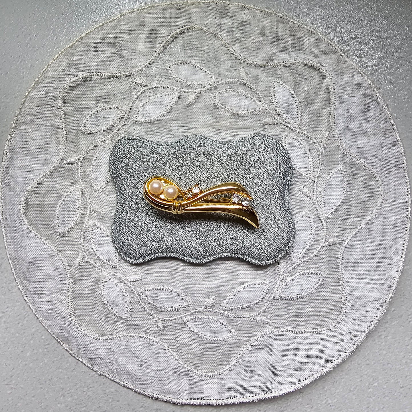 Brooch - Pearl and Crystals Ribbon Brooch