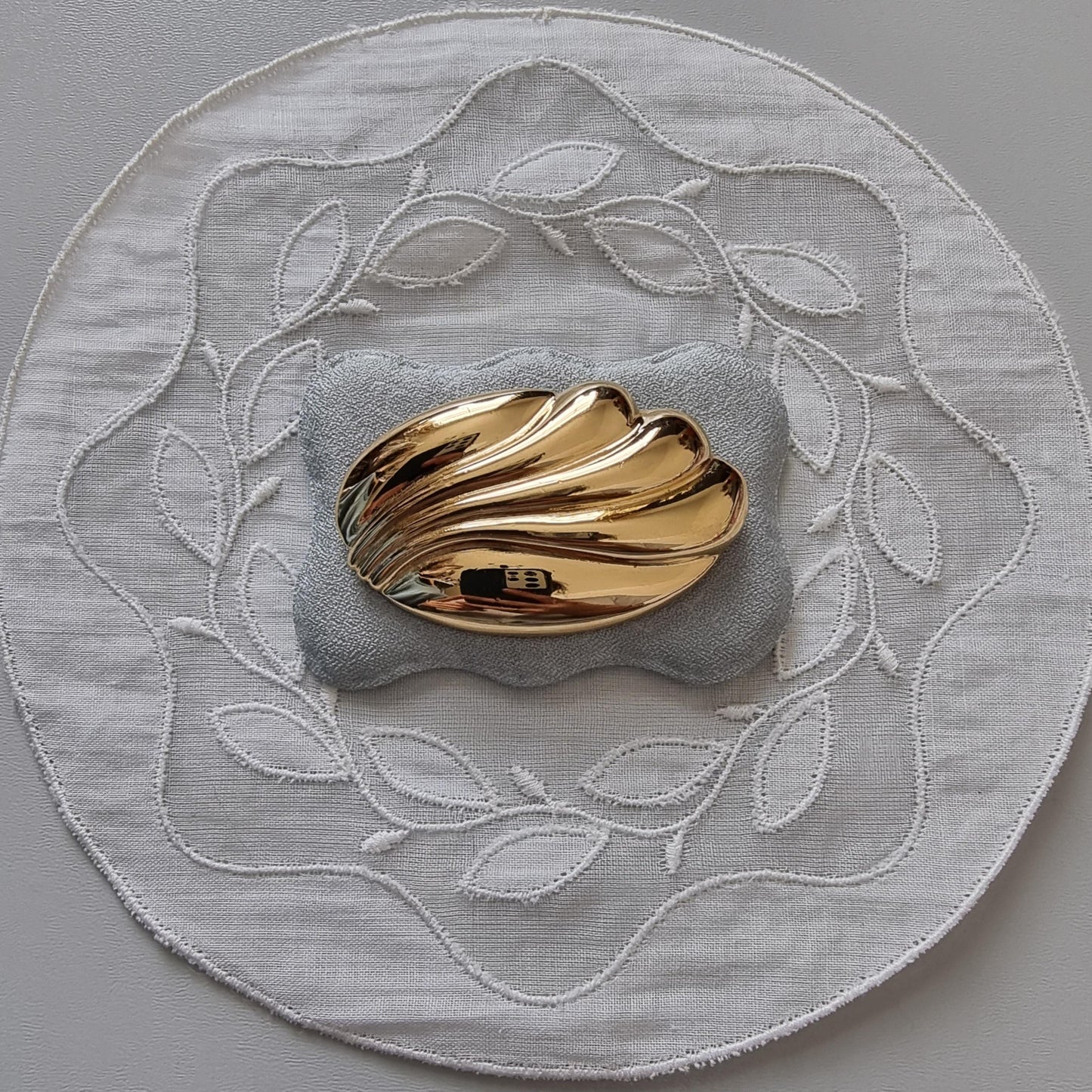 Brooch - Monet Gold Oval Abstract Wave Brooch