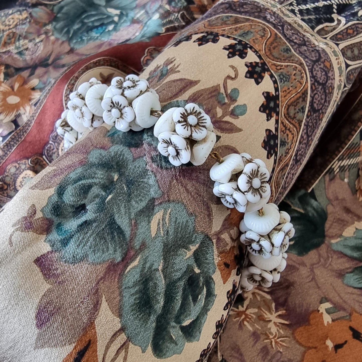 Bracelet - White Glass Flower Beads Bracelet