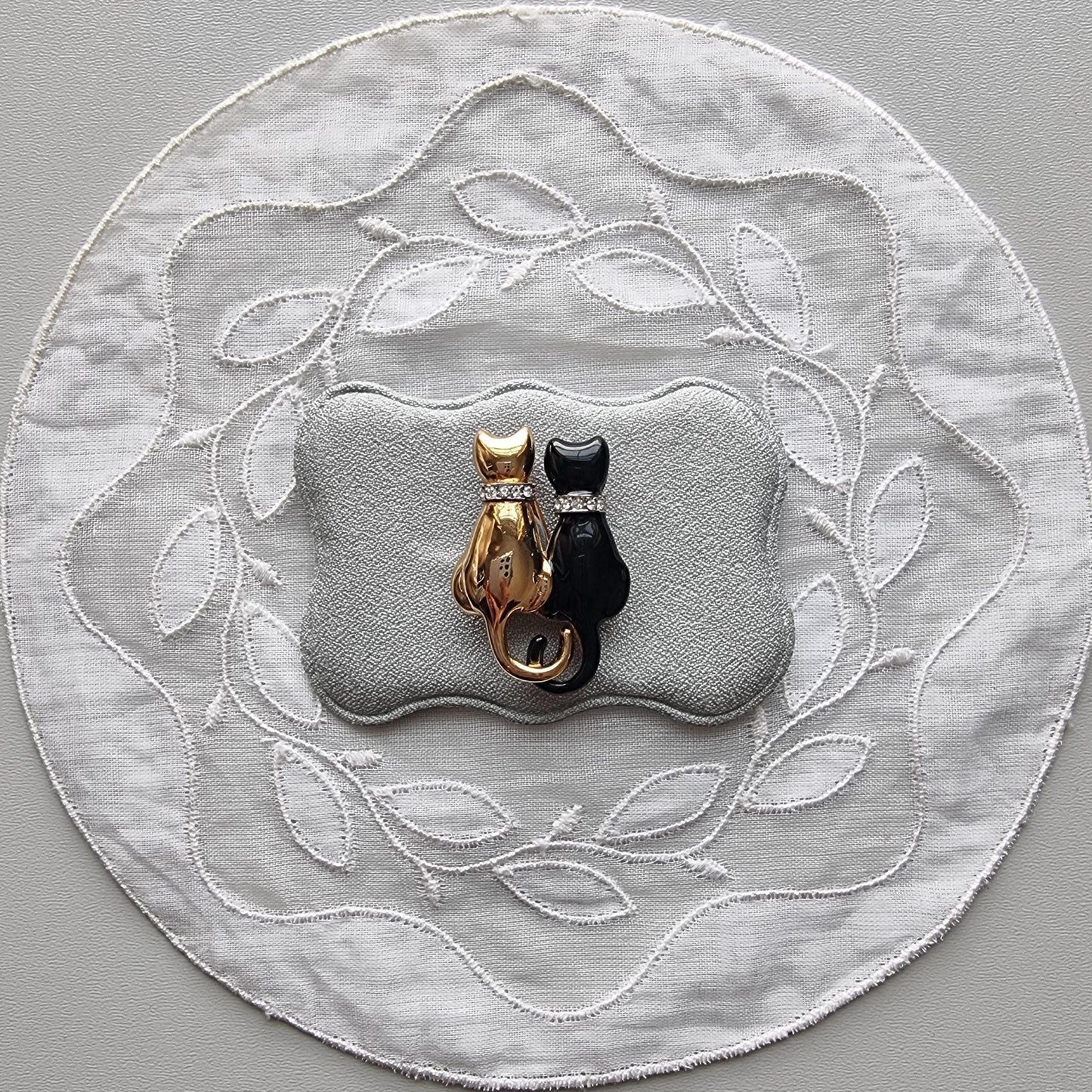 Brooch - Keyes Gold and Black Cats with Crystal Collars Brooch