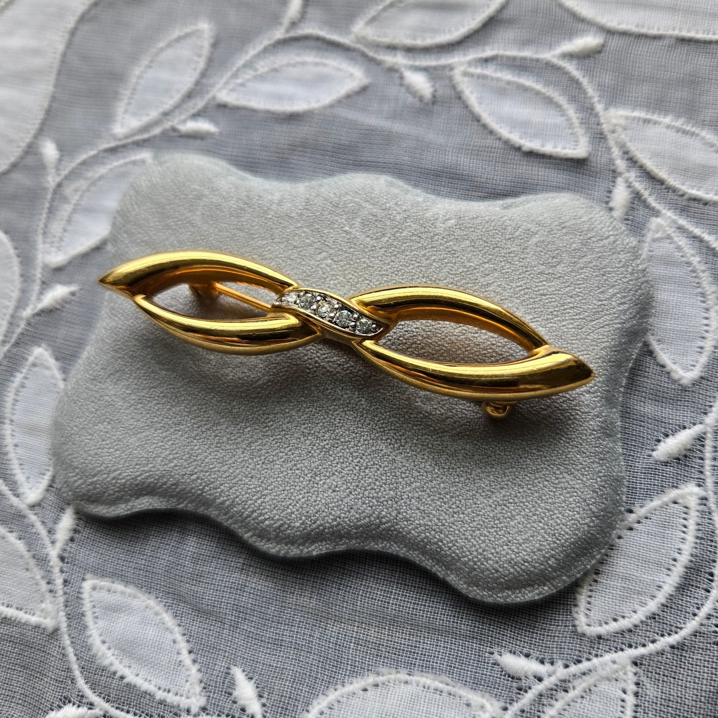 Brooch - Cristalina Gold and Clear Crystals Bow Bar Brooch