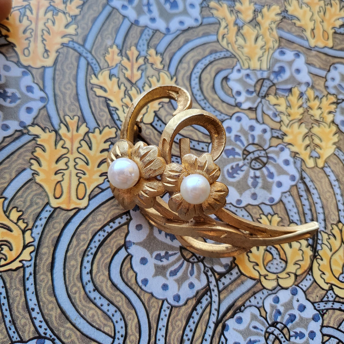 Brooch - Sphinx Faux Pearl Flowers Brooch