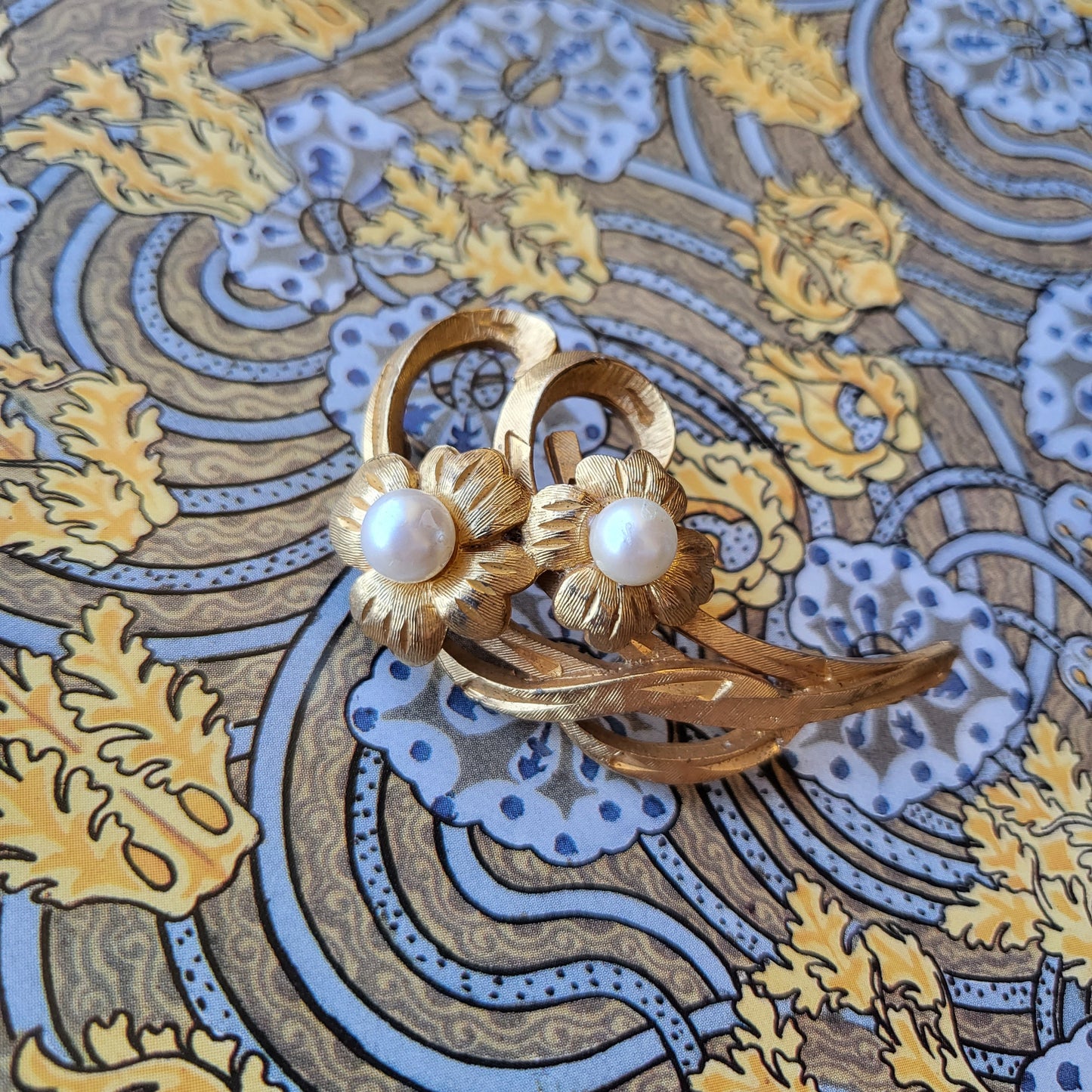 Brooch - Sphinx Faux Pearl Flowers Brooch