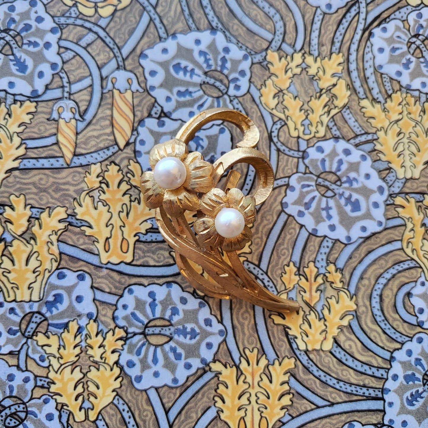 Brooch - Sphinx Faux Pearl Flowers Brooch