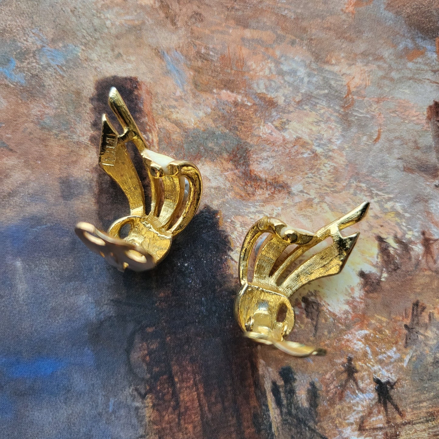 Clip on - Vintage Sphinx White Bow Clip on Earrings