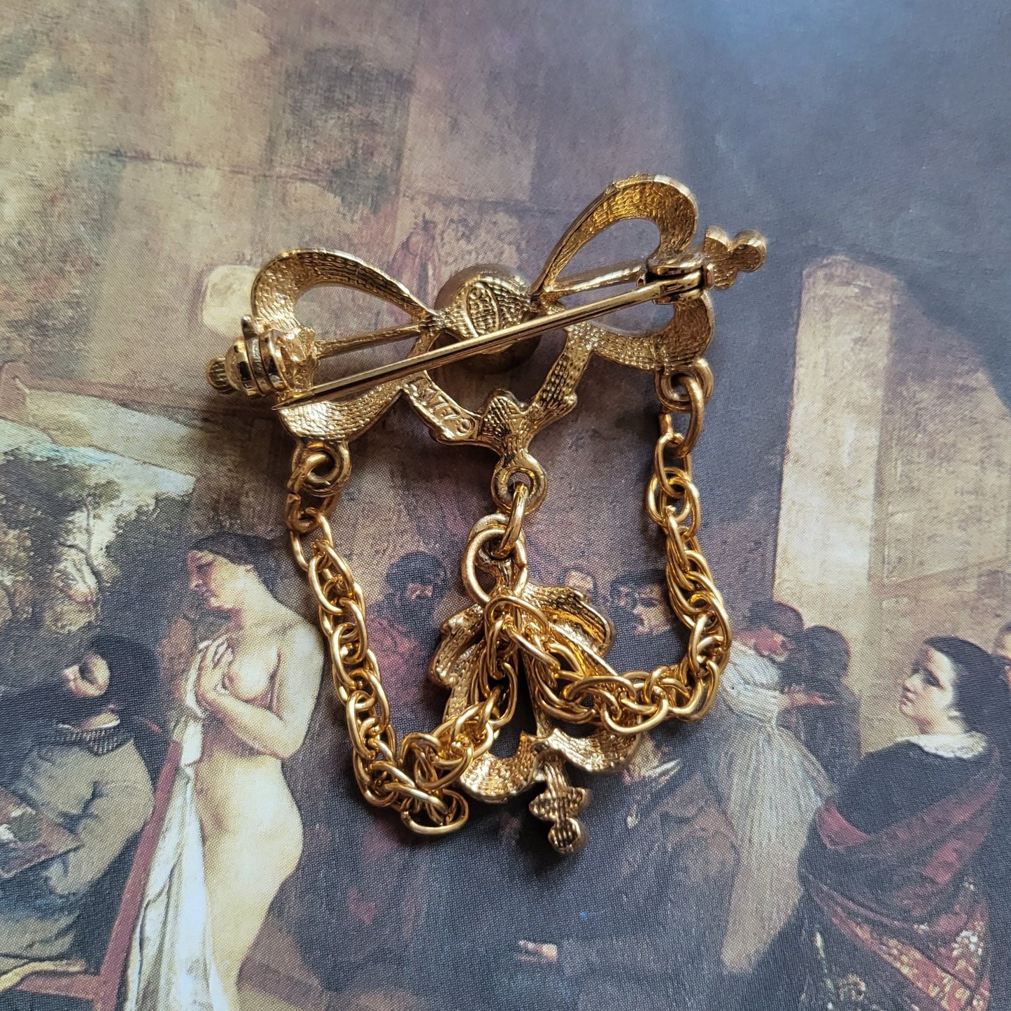 Brooch - Sphinx Red and Clear Crystals Bow Chain Pendant Brooch