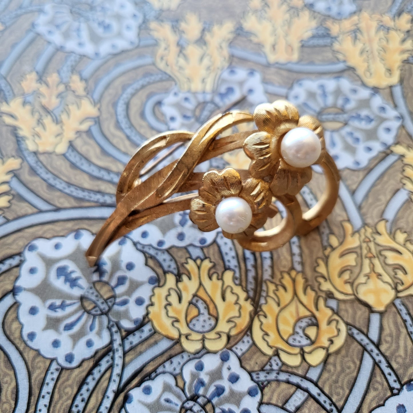Brooch - Sphinx Faux Pearl Flowers Brooch