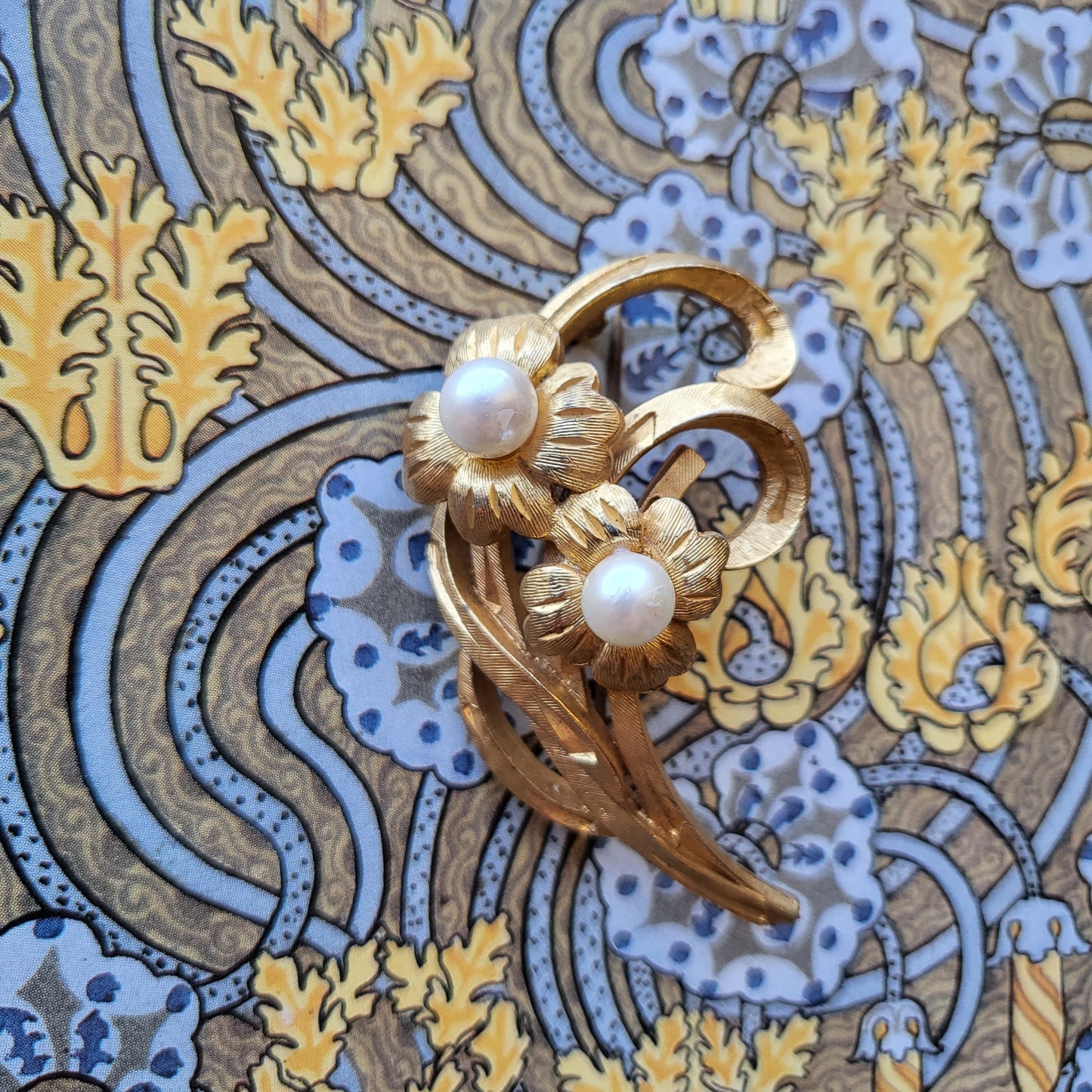 Brooch - Sphinx Faux Pearl Flowers Brooch