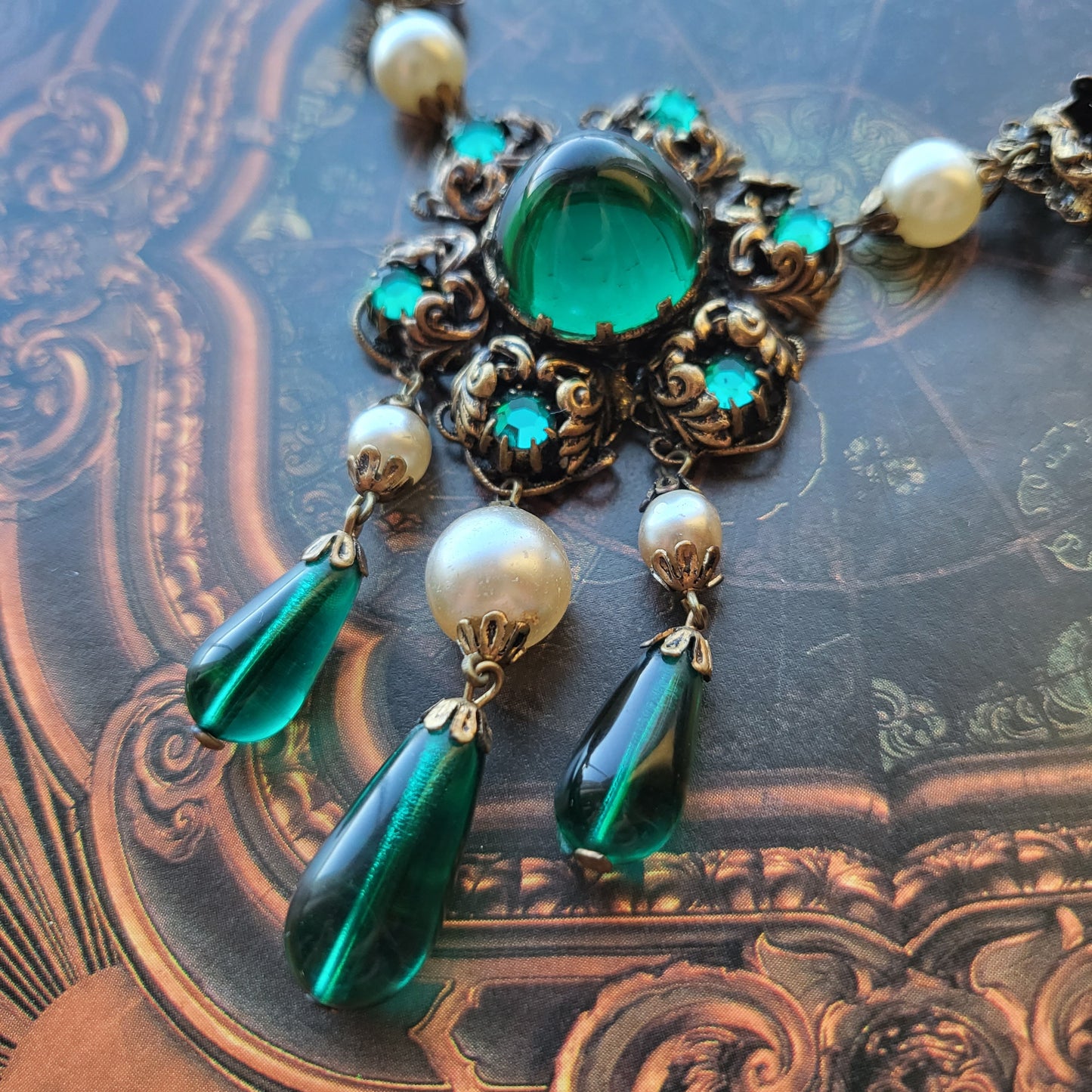 Necklace - Vintage Emerald and Pearl Glass Beads Necklace