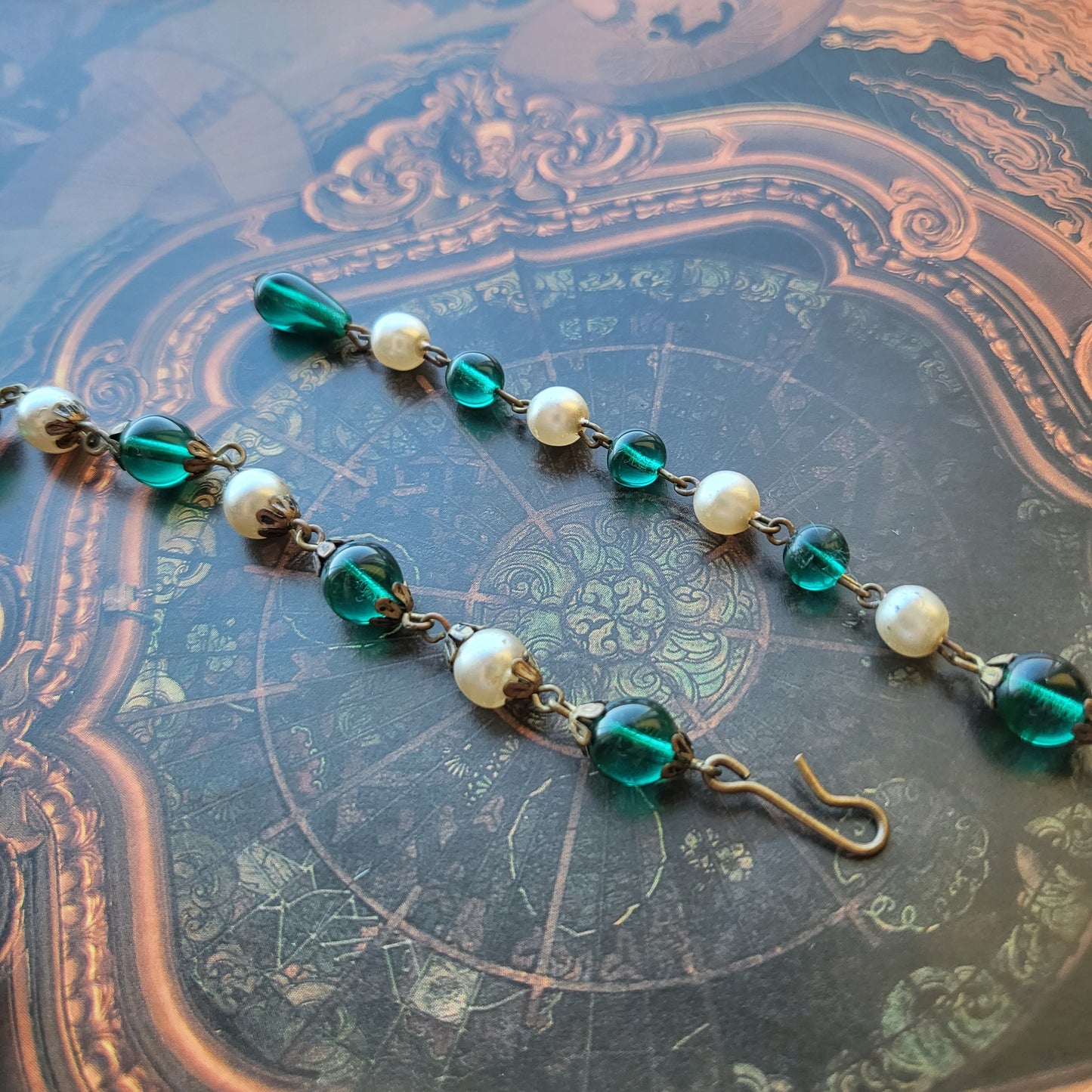 Necklace - Vintage Emerald and Pearl Glass Beads Necklace