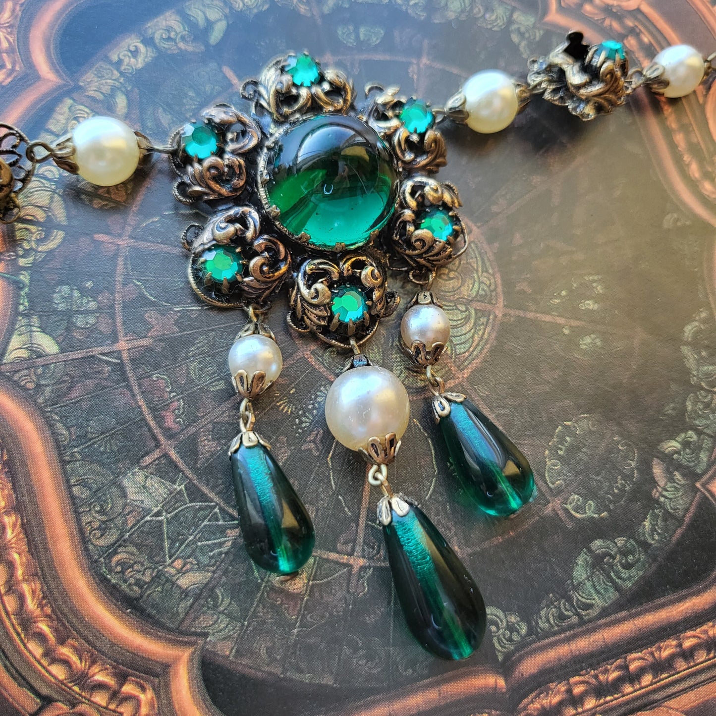 Necklace - Vintage Emerald and Pearl Glass Beads Necklace