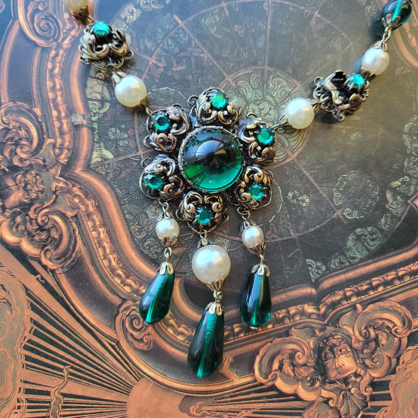 Necklace - Vintage Emerald and Pearl Glass Beads Necklace