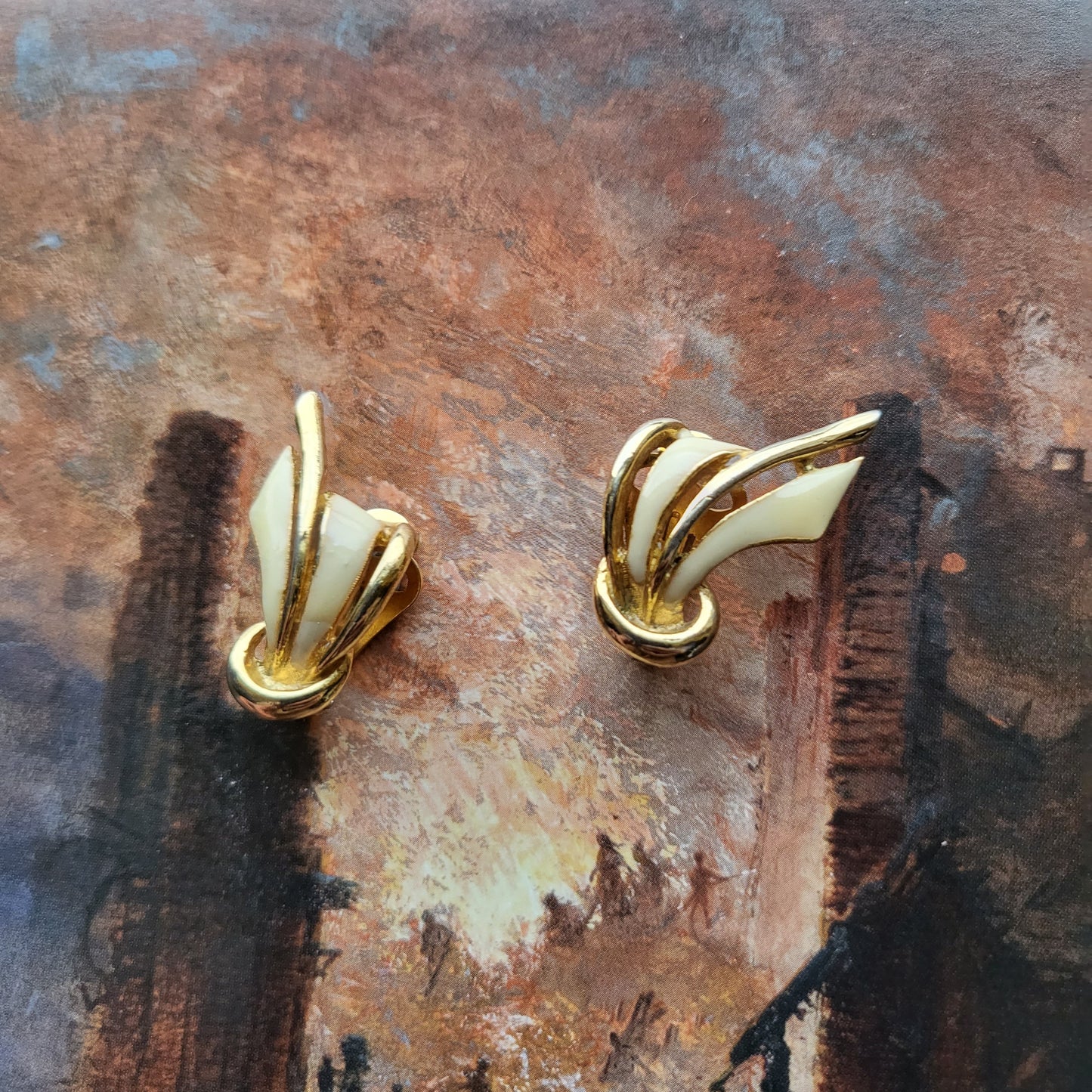 Clip on - Vintage Sphinx White Bow Clip on Earrings