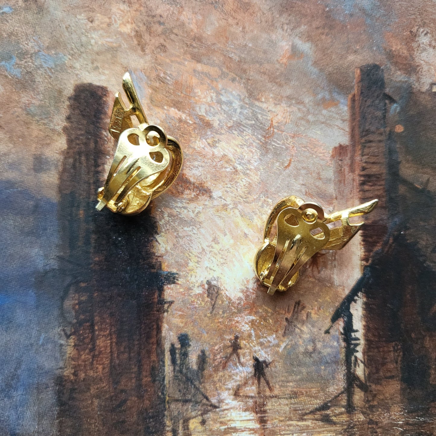 Clip on - Vintage Sphinx White Bow Clip on Earrings