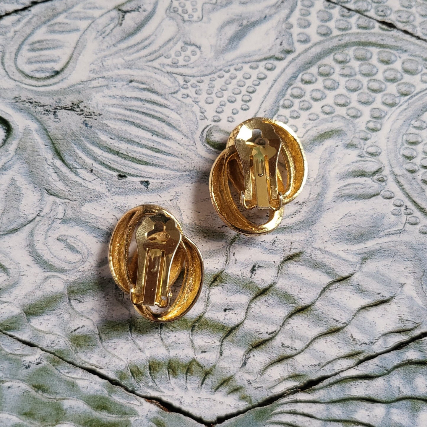 Clip on - Sphinx Etched Gold Curb Chain Link Clip on Earrings