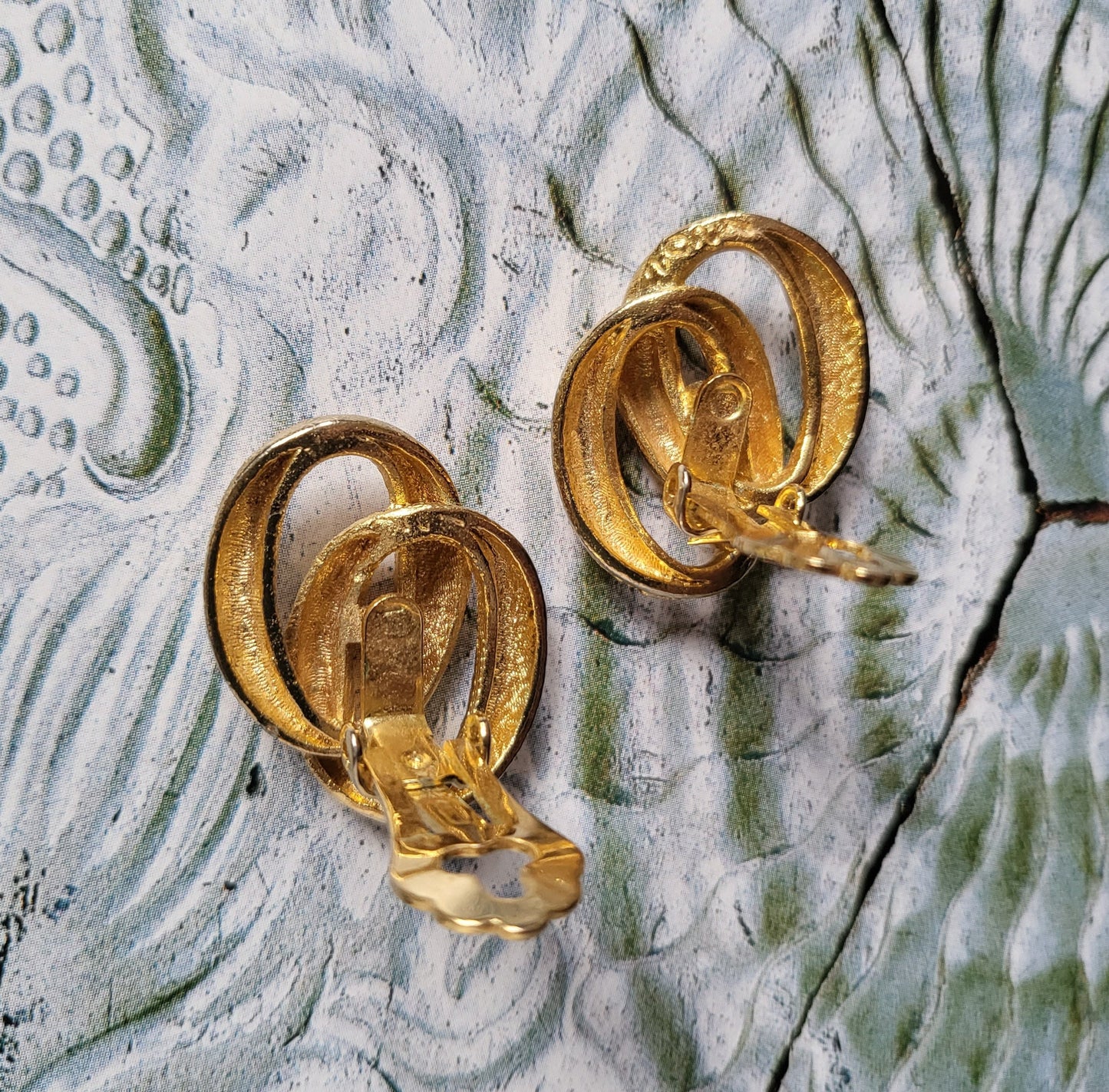 Clip on - Sphinx Etched Gold Curb Chain Link Clip on Earrings