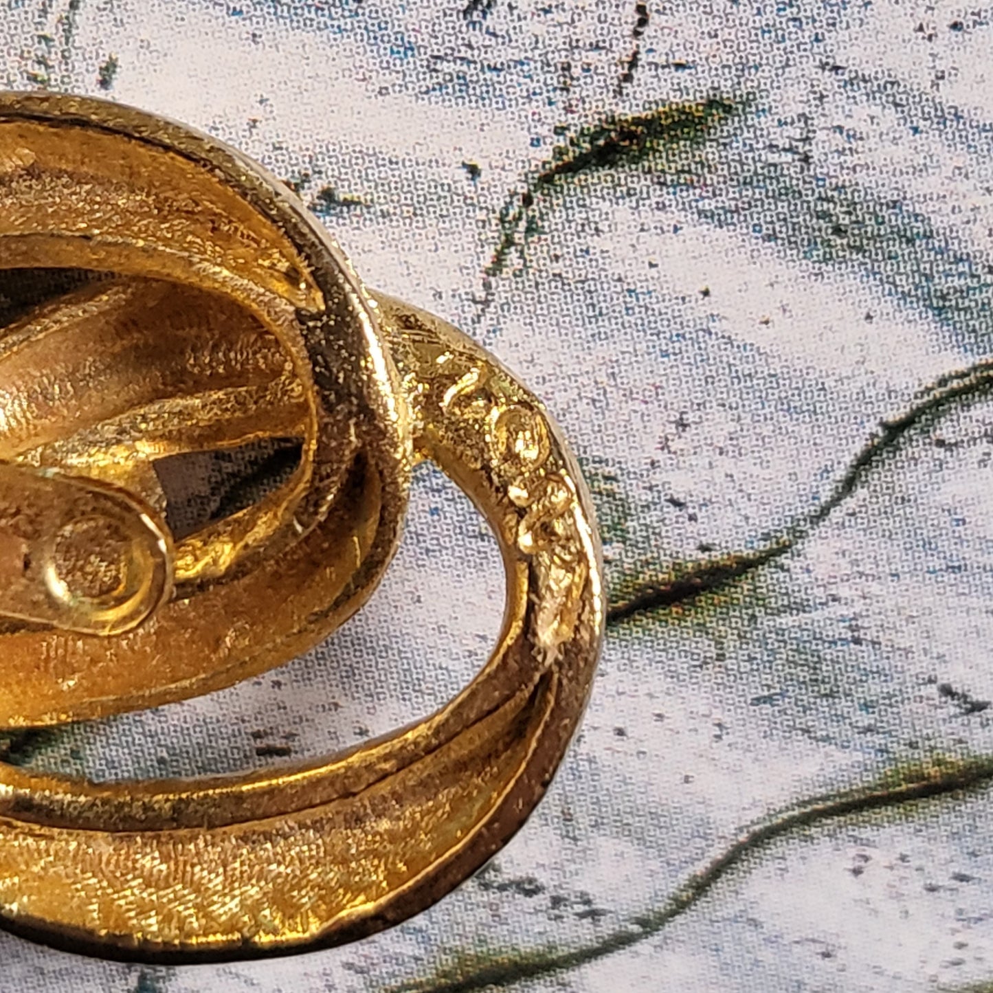 Clip on - Sphinx Etched Gold Curb Chain Link Clip on Earrings