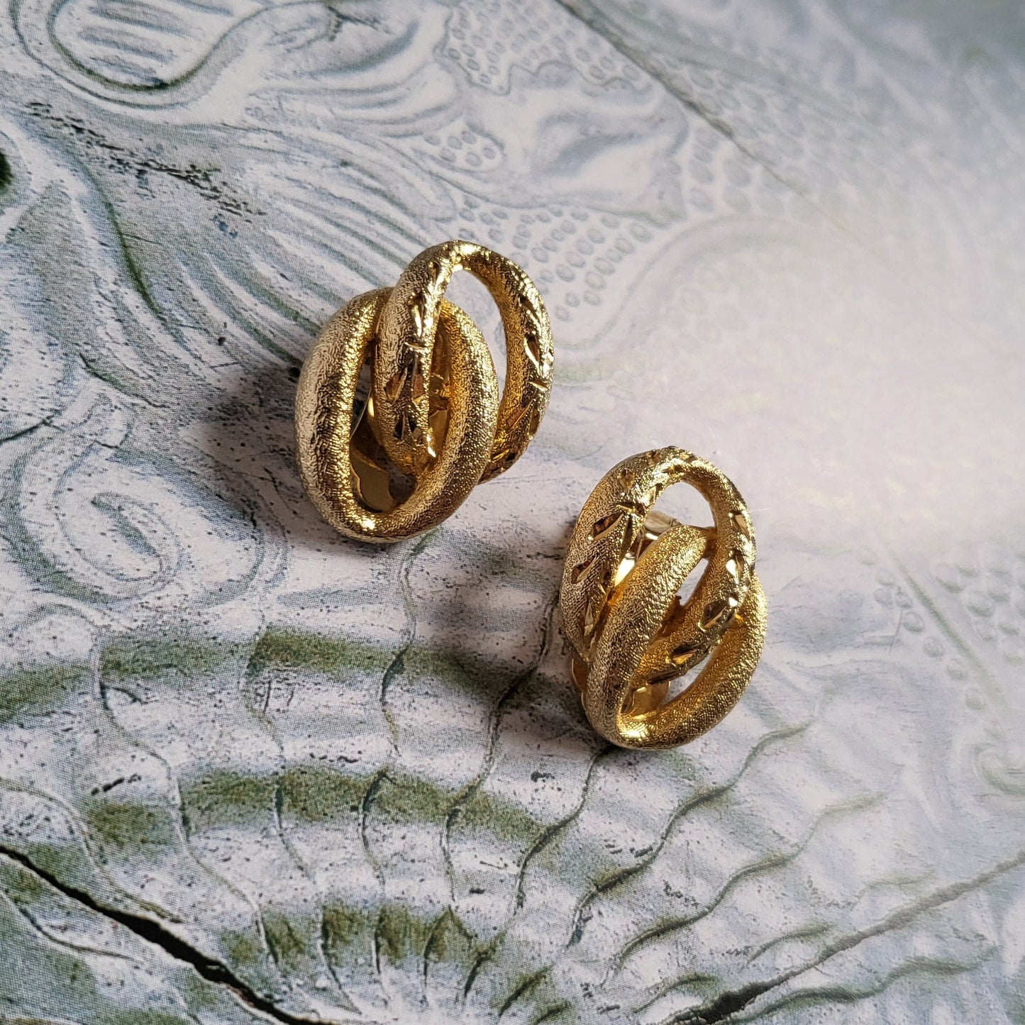 Clip on - Sphinx Etched Gold Curb Chain Link Clip on Earrings