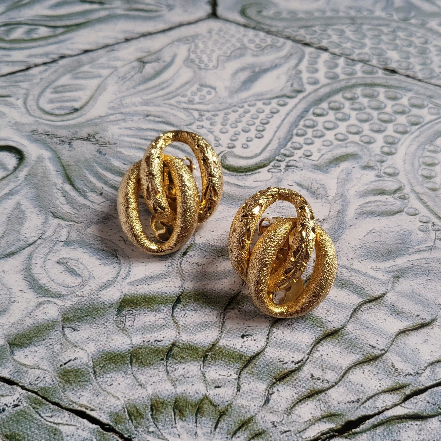 Clip on - Sphinx Etched Gold Curb Chain Link Clip on Earrings