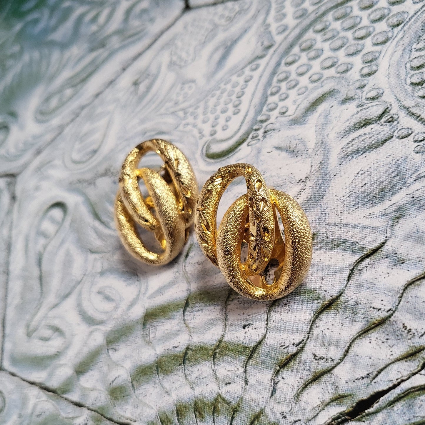 Clip on - Sphinx Etched Gold Curb Chain Link Clip on Earrings