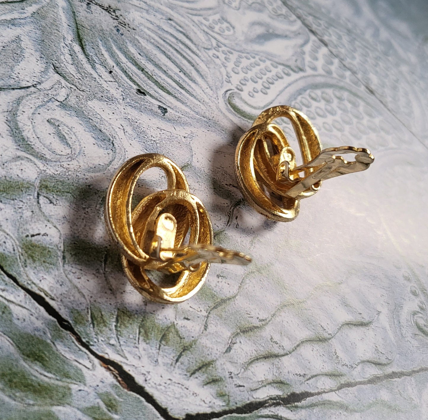 Clip on - Sphinx Etched Gold Curb Chain Link Clip on Earrings