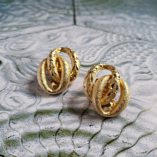 Clip on - Sphinx Etched Gold Curb Chain Link Clip on Earrings