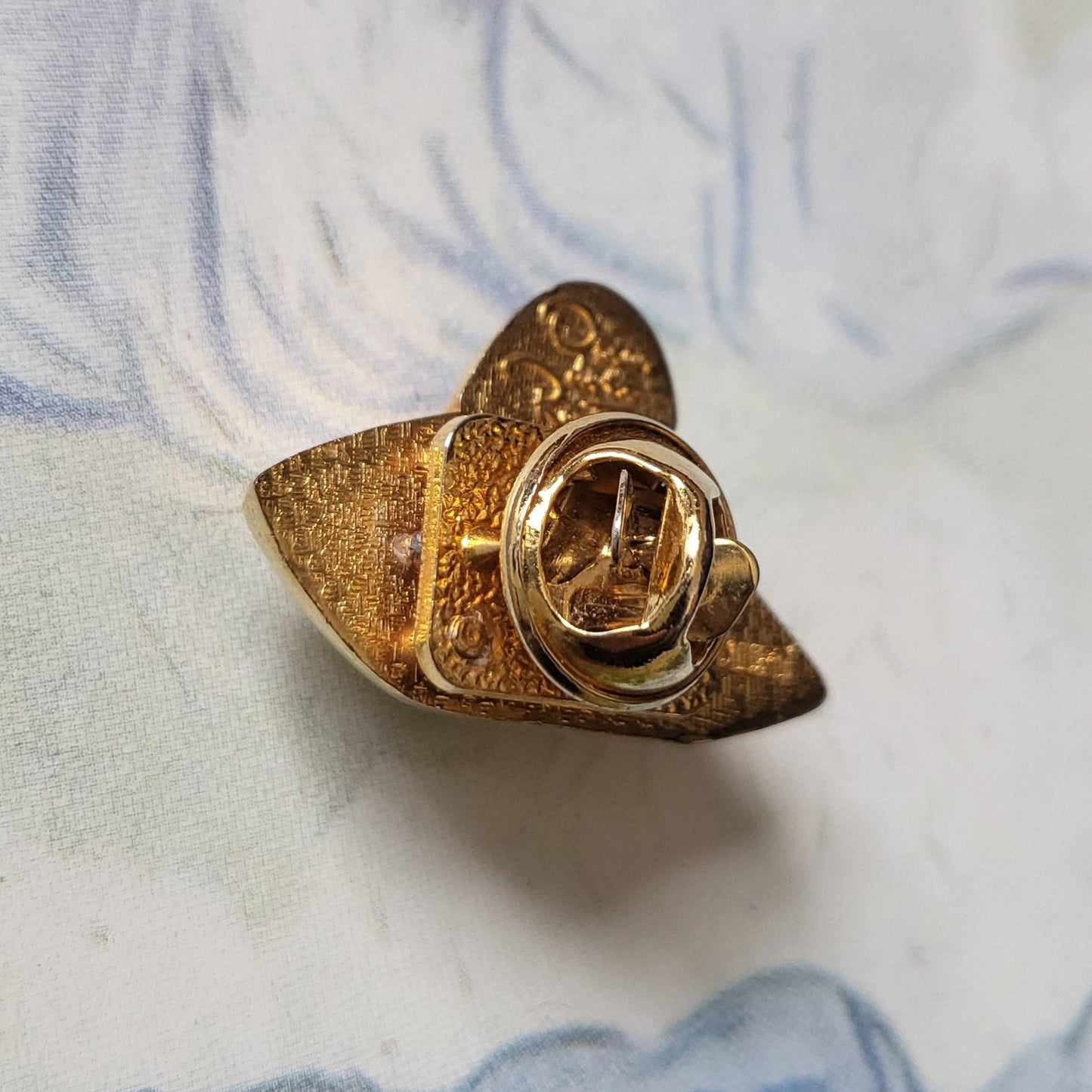 Brooch - Oscar de la Renta Volupte Gold Pin Brooch