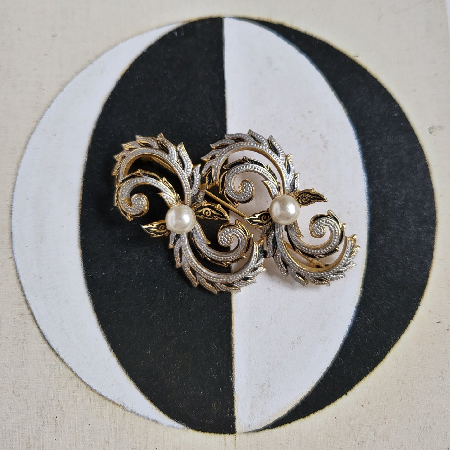 Brooch - Damascene Faux Pearl Swirly Brooch
