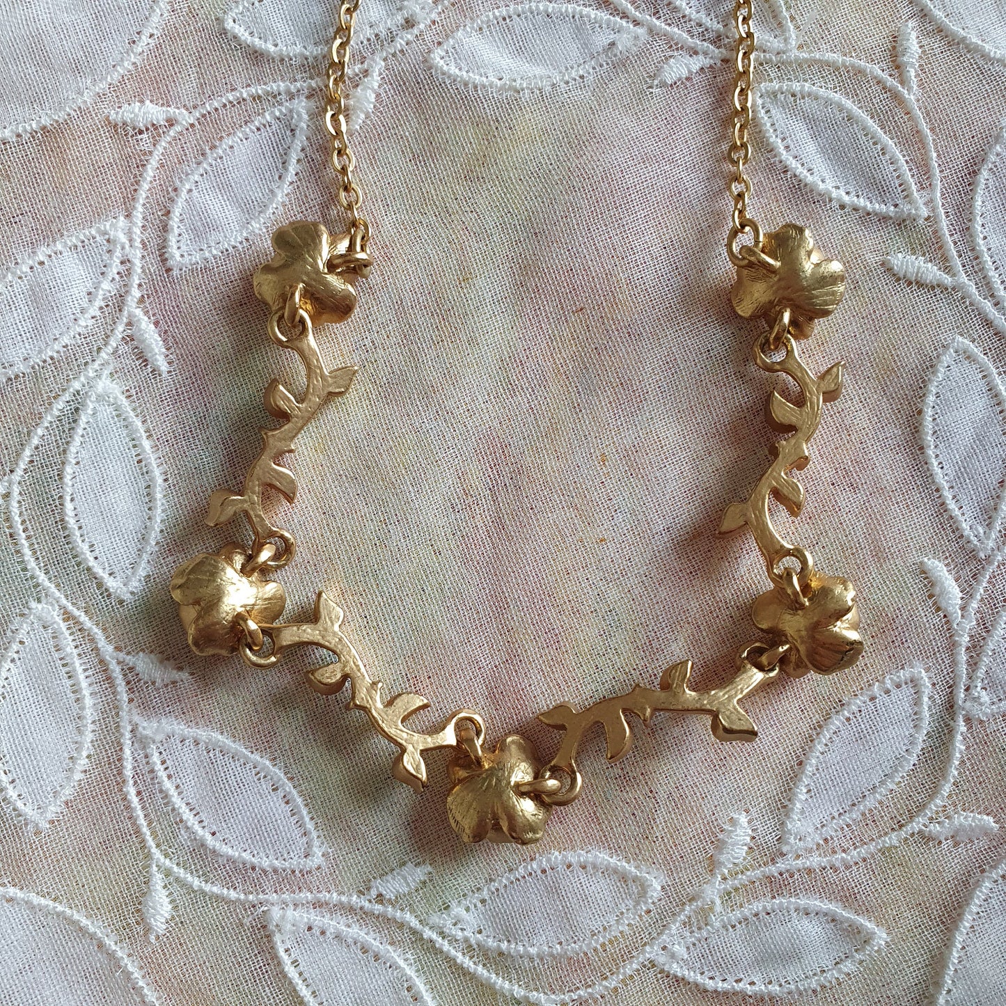 Necklace - Avon NR Rose Vine Necklace