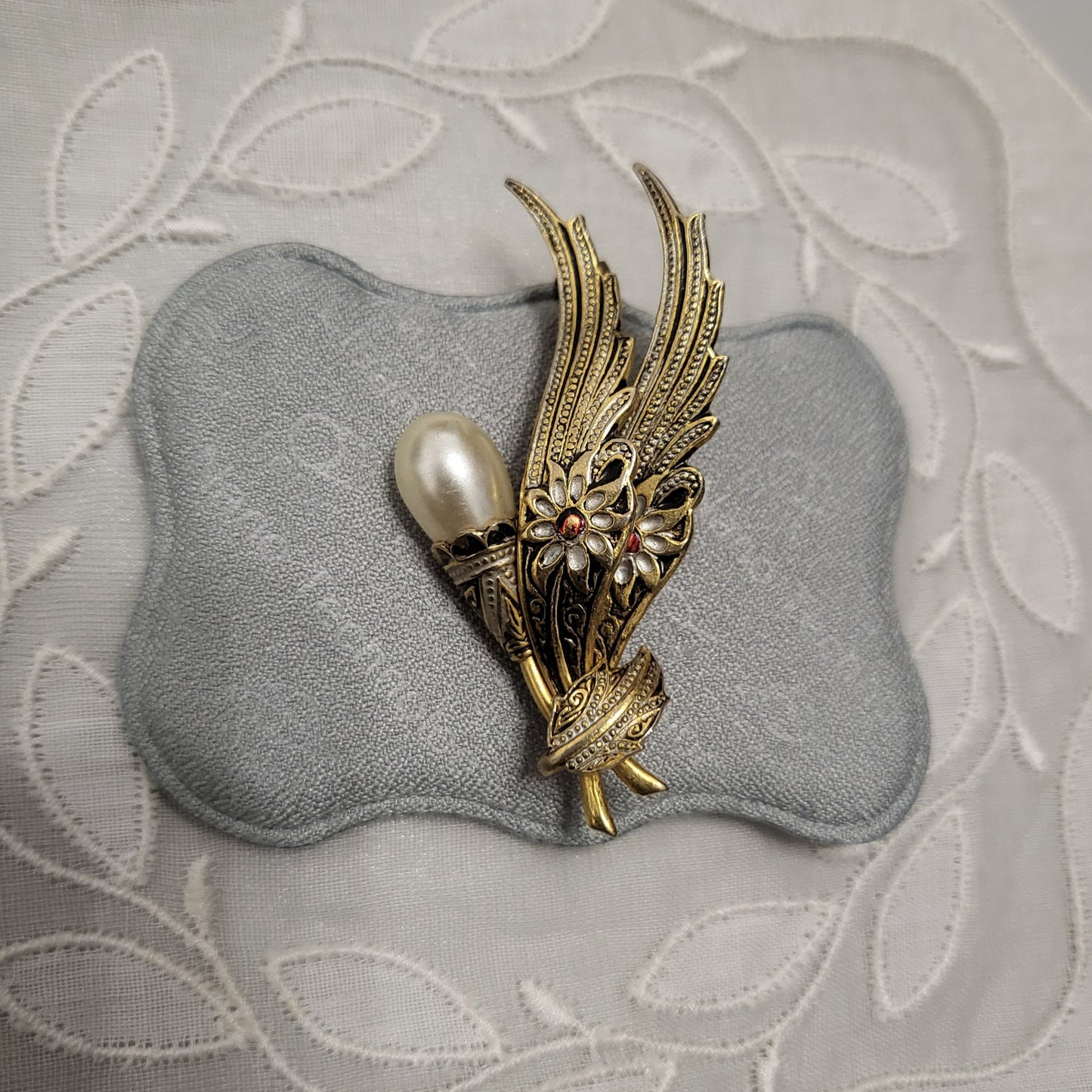 Brooch - Damascene Faux Pearl Feathers Brooch