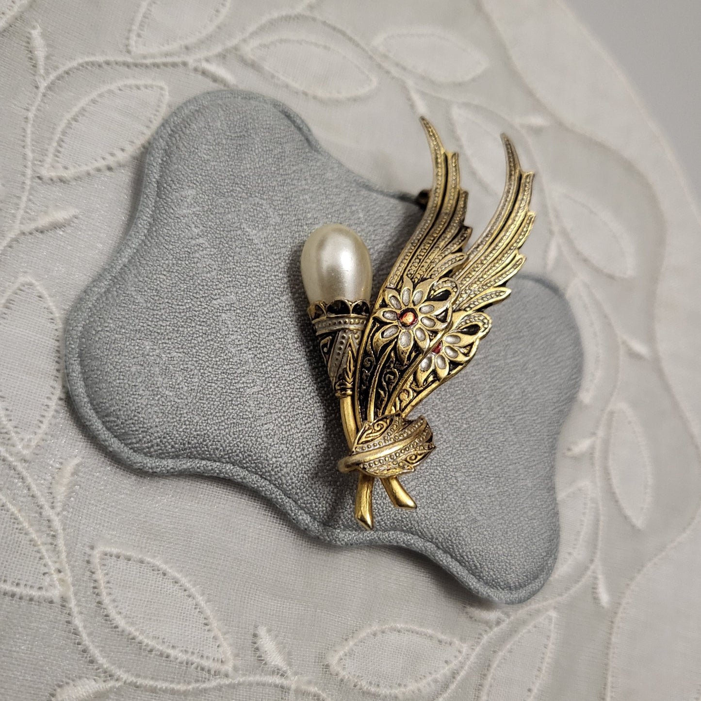 Brooch - Damascene Faux Pearl Feathers Brooch