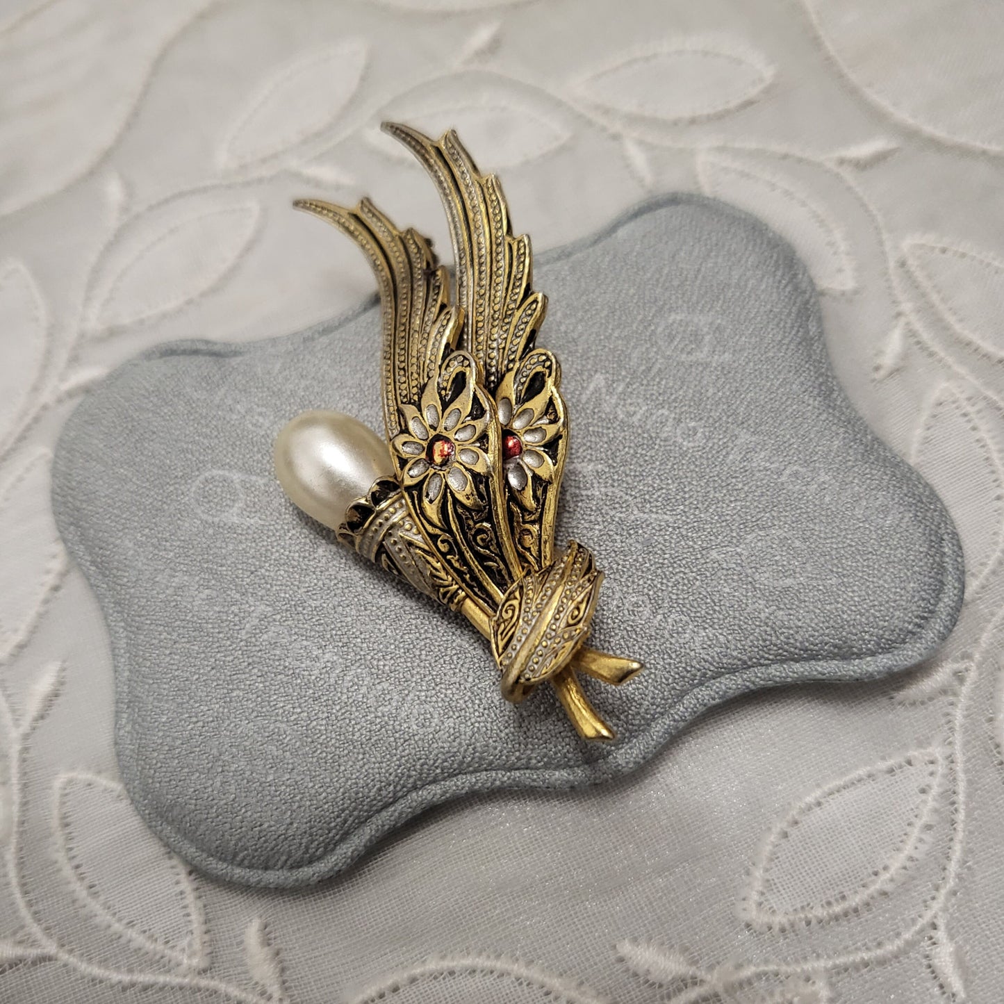 Brooch - Damascene Faux Pearl Feathers Brooch