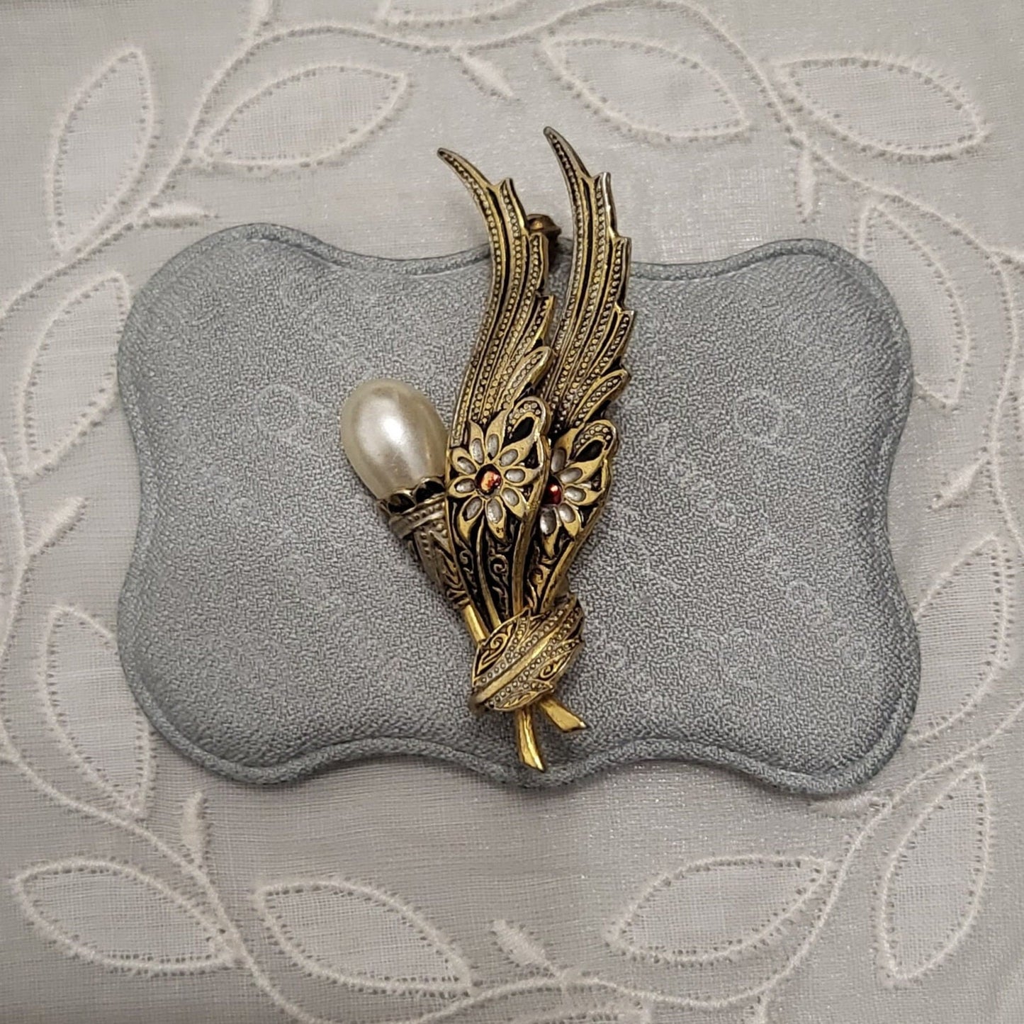 Brooch - Damascene Faux Pearl Feathers Brooch