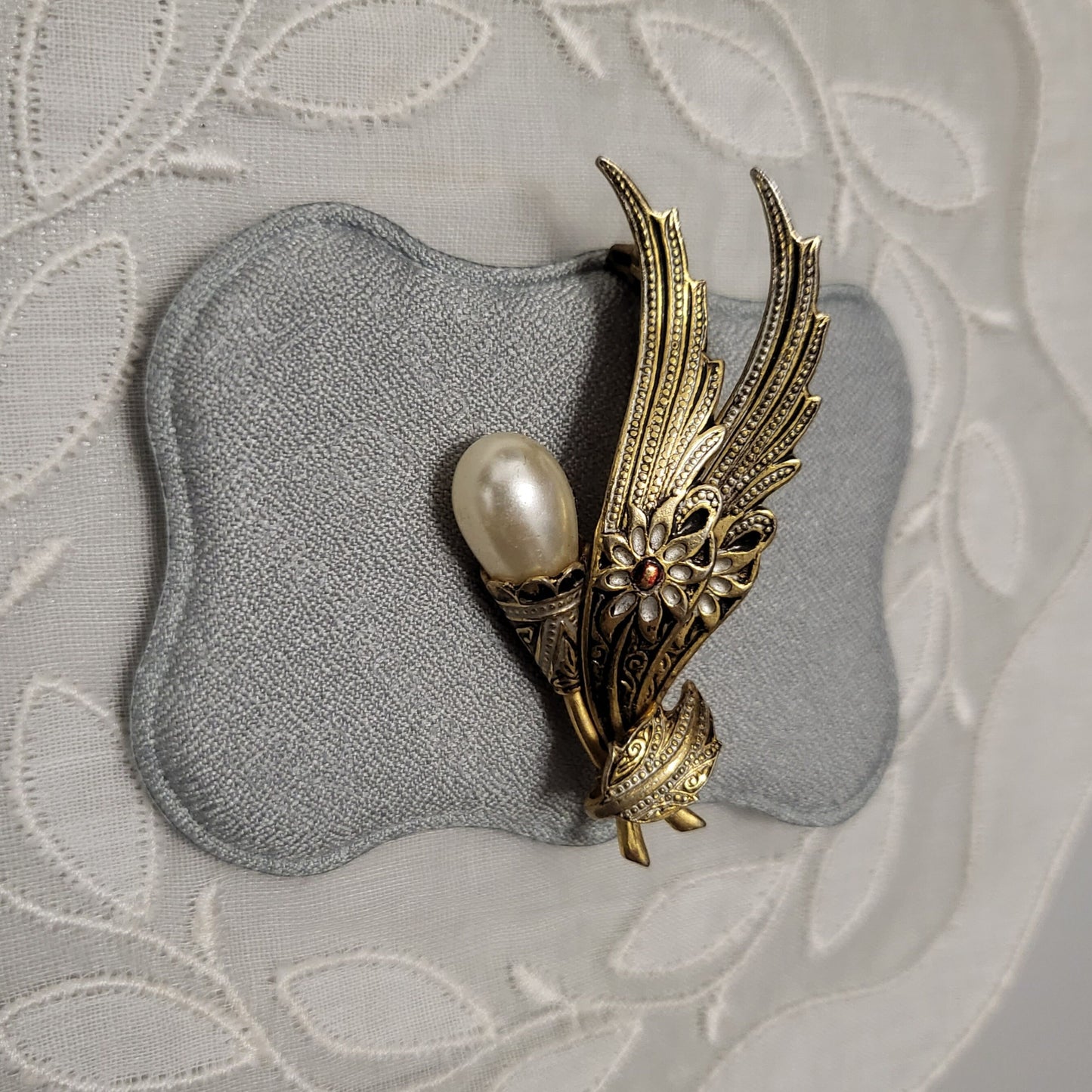 Brooch - Damascene Faux Pearl Feathers Brooch