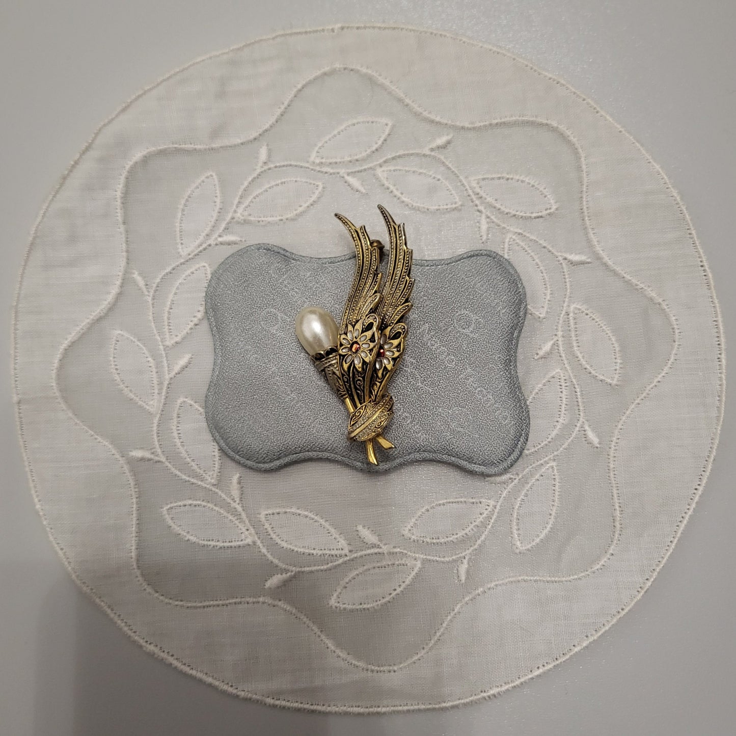 Brooch - Damascene Faux Pearl Feathers Brooch