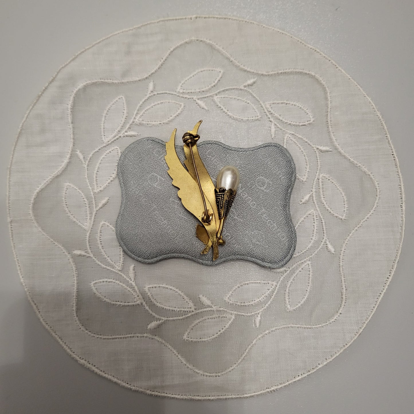 Brooch - Damascene Faux Pearl Feathers Brooch