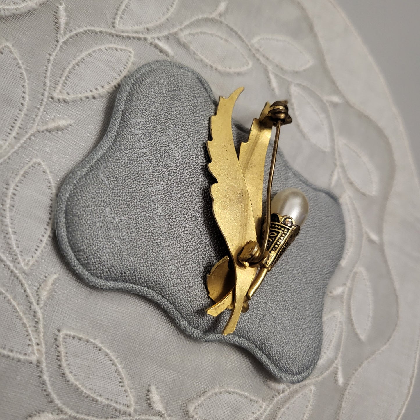 Brooch - Damascene Faux Pearl Feathers Brooch