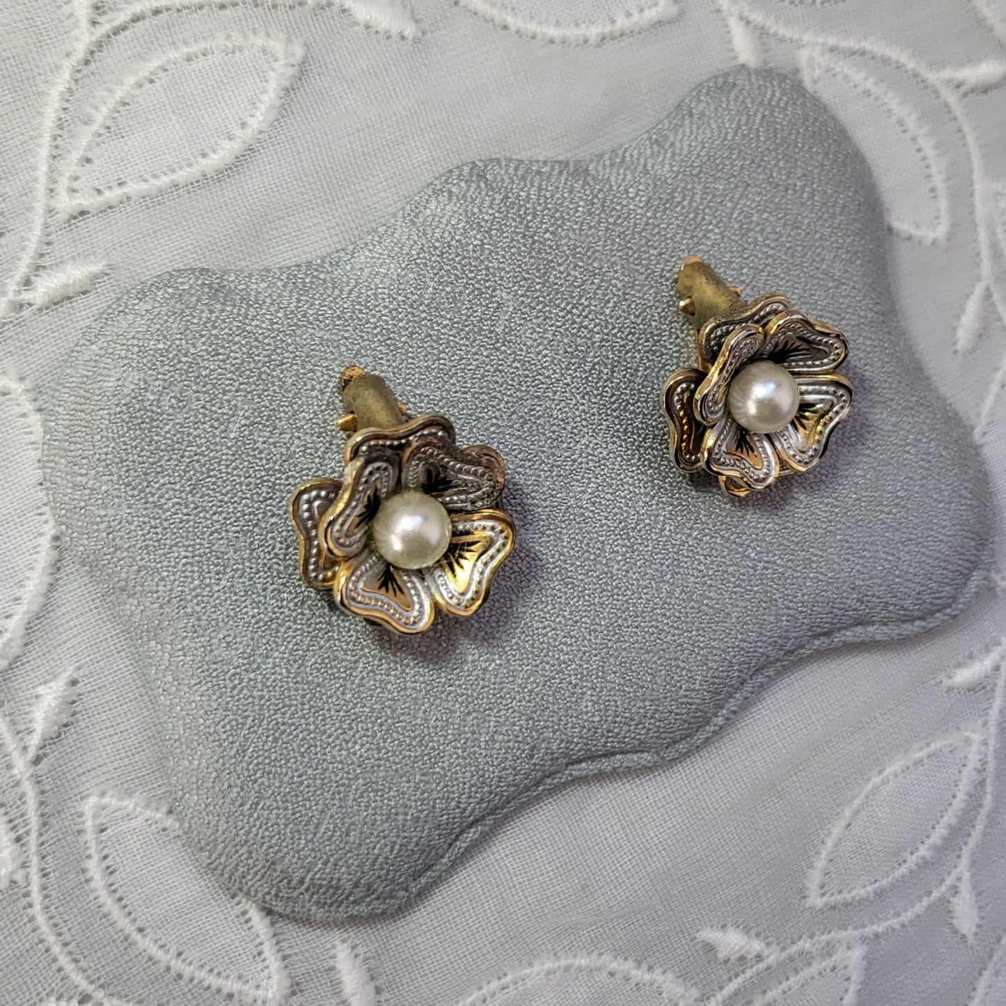 Clip on - Damascene Pearl Flower Clip On Earrings