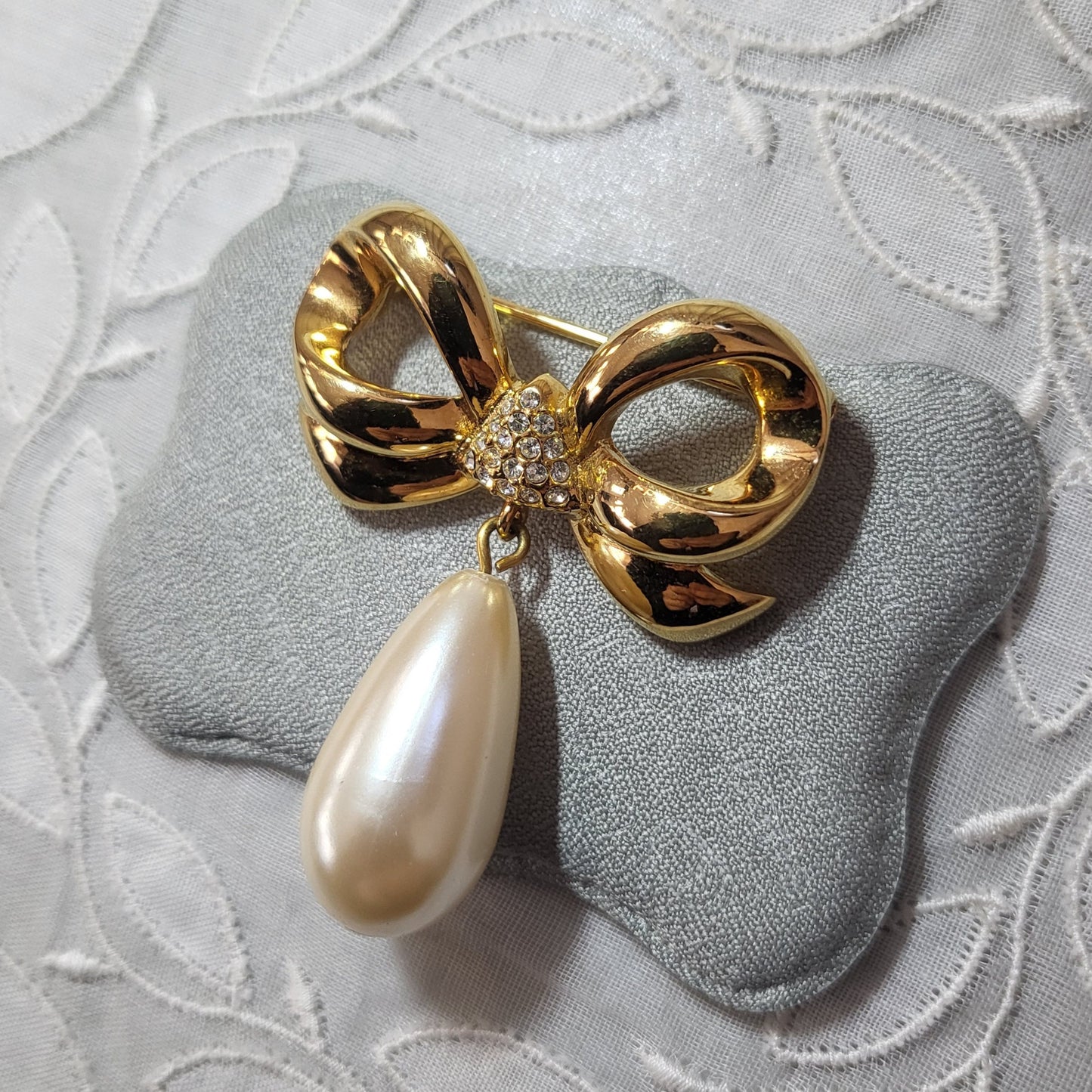 Brooch - Elizabeth Taylor White Diamonds Pearl Drop Bow Brooch