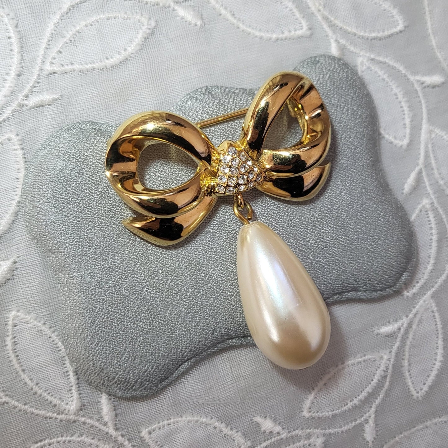 Brooch - Elizabeth Taylor White Diamonds Pearl Drop Bow Brooch