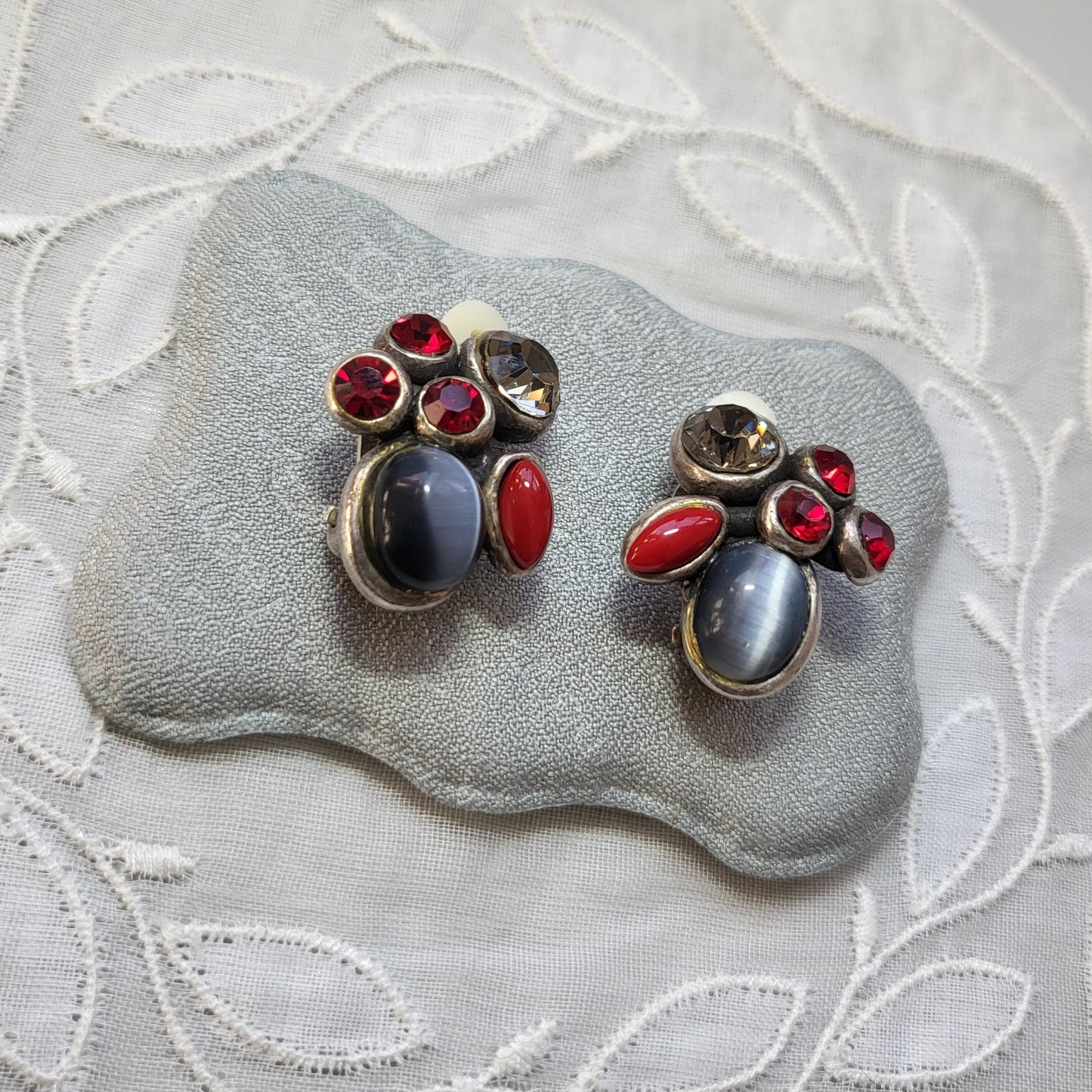 Clip on - Taratata Grey and Red Crystals Cluster Clip On Earrings