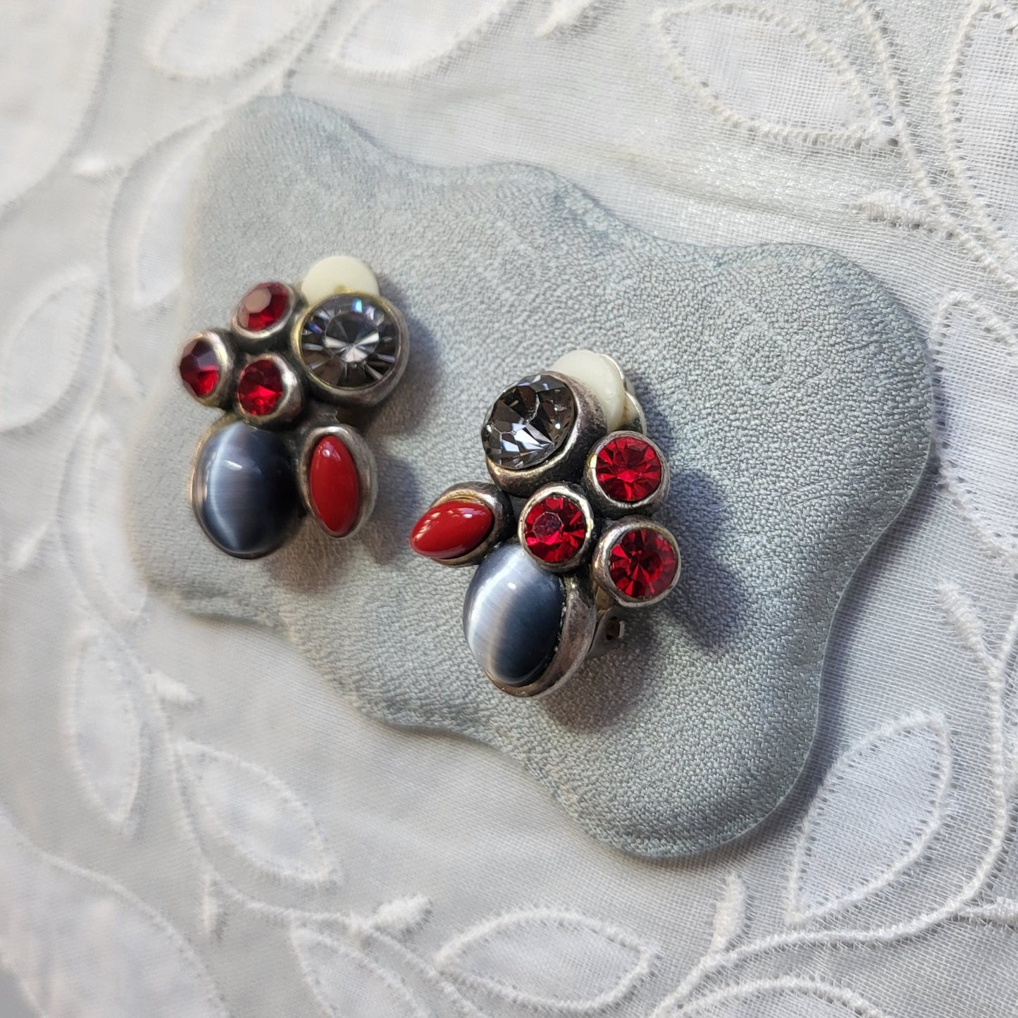 Clip on - Taratata Grey and Red Crystals Cluster Clip On Earrings