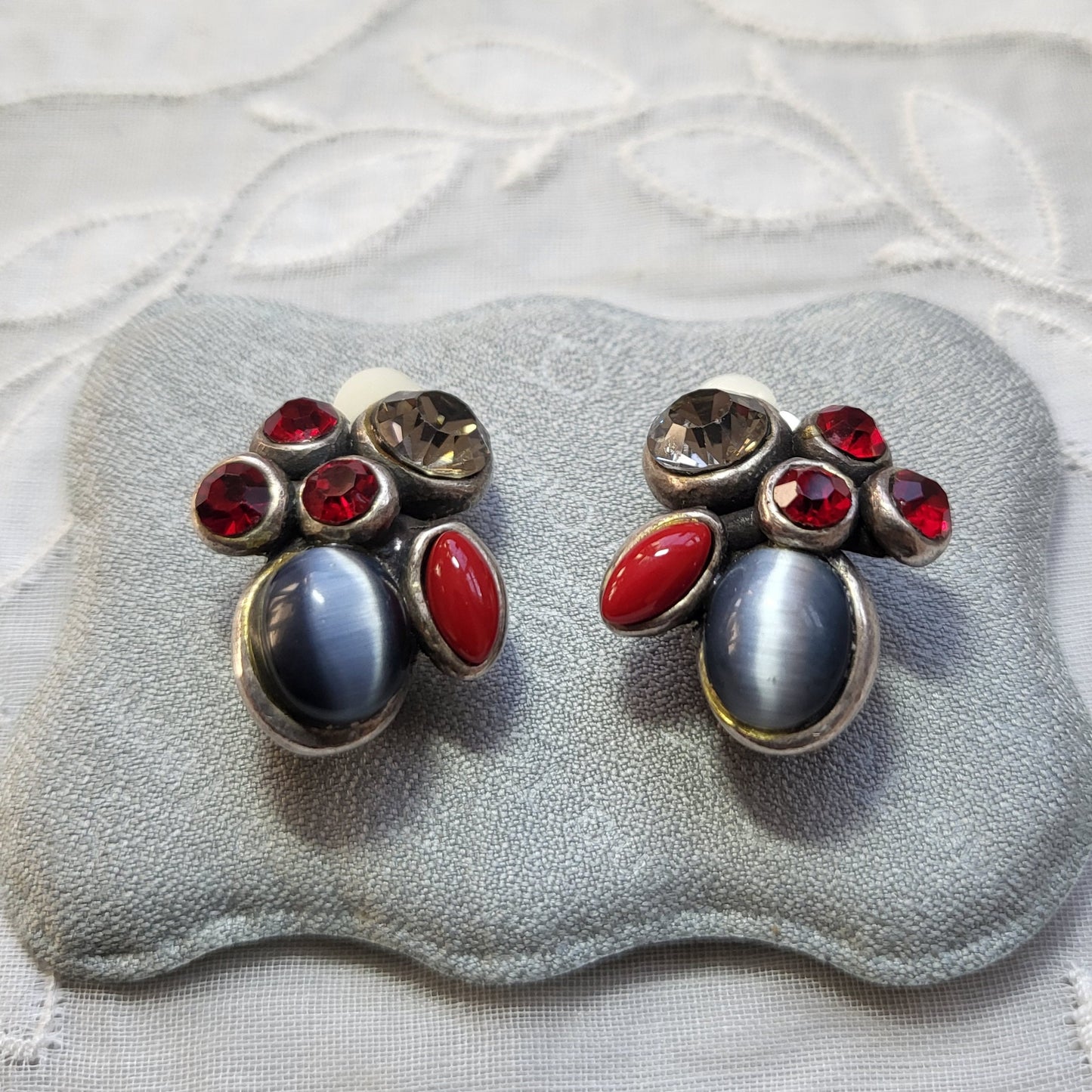 Clip on - Taratata Grey and Red Crystals Cluster Clip On Earrings