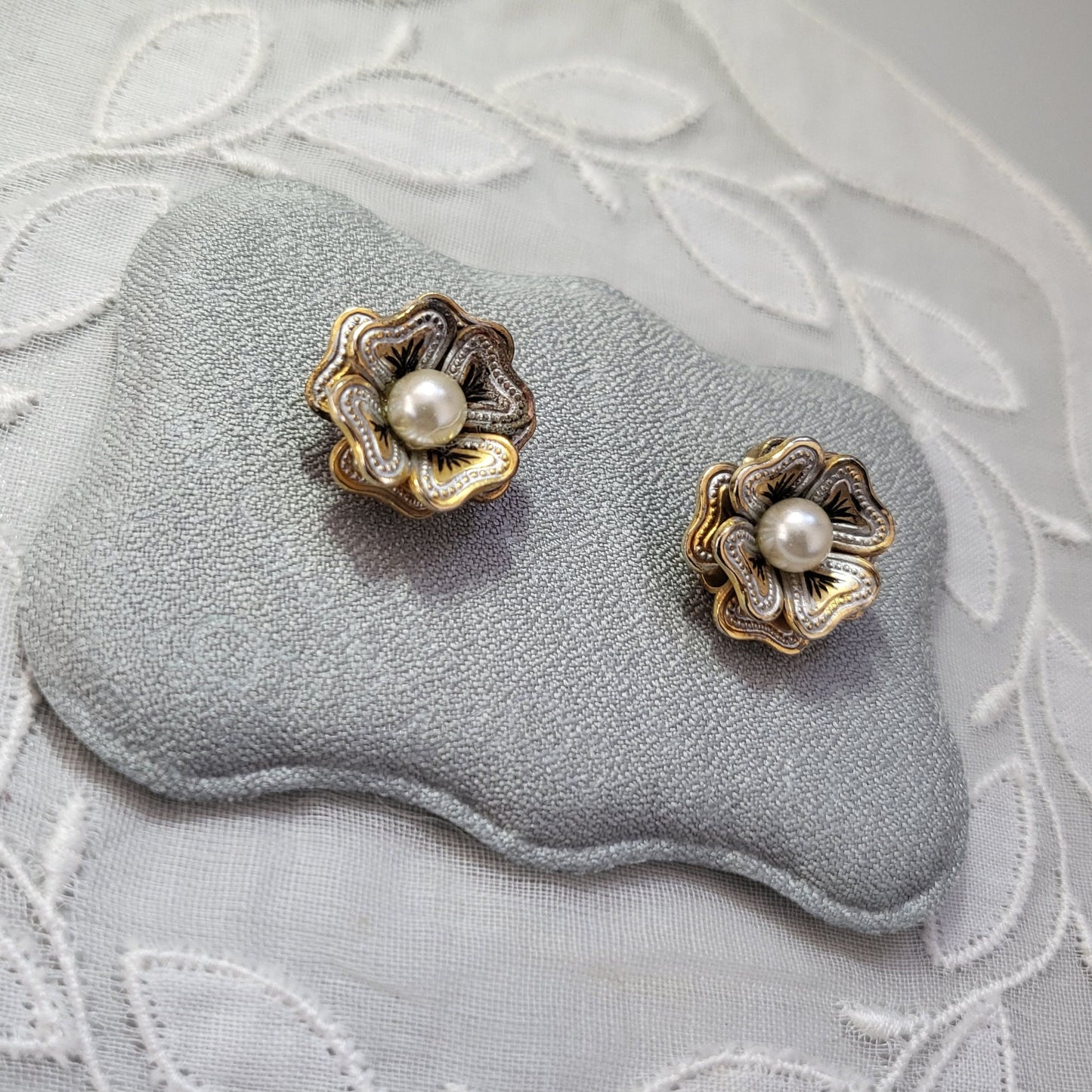 Clip on - Damascene Pearl Flower Clip On Earrings