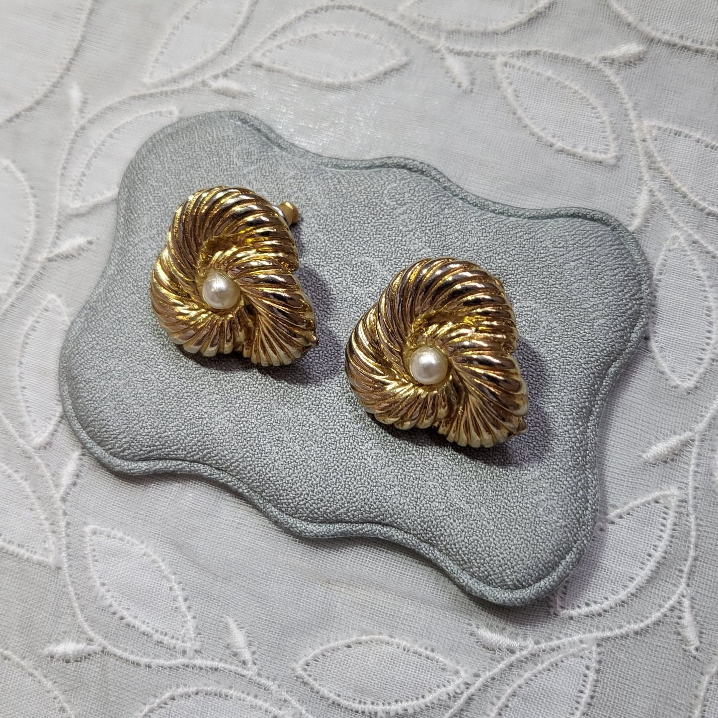 Posts - Pearl Triangular Knot Stud Earrings