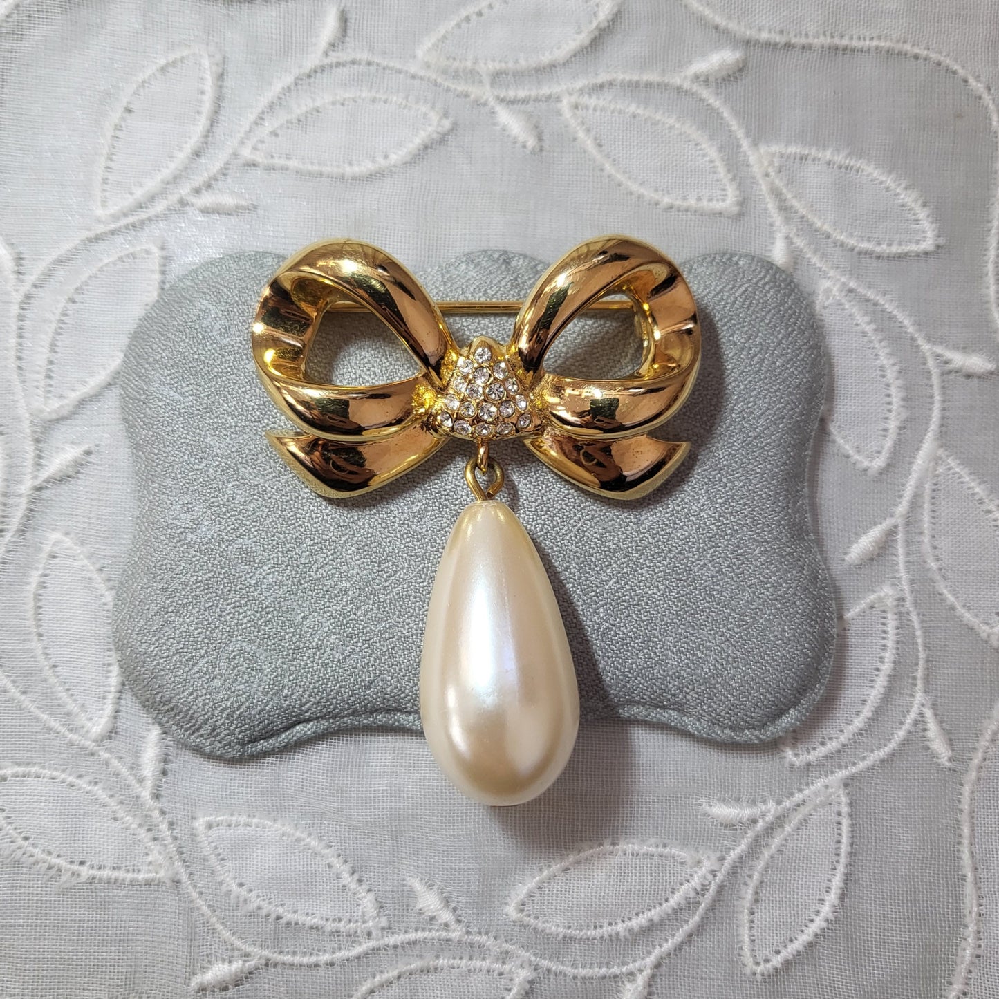 Brooch - Elizabeth Taylor White Diamonds Pearl Drop Bow Brooch