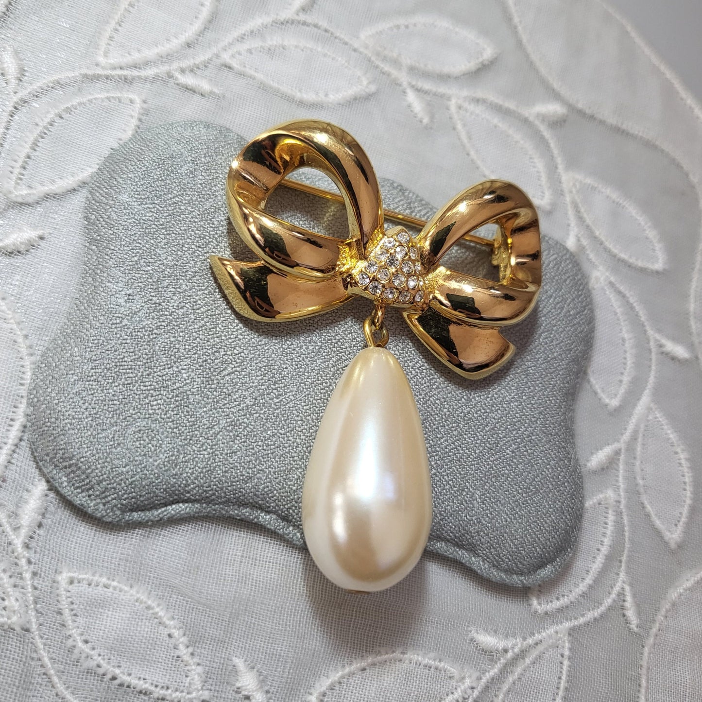Brooch - Elizabeth Taylor White Diamonds Pearl Drop Bow Brooch