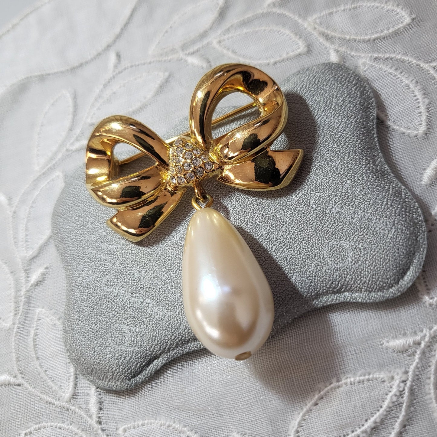 Brooch - Elizabeth Taylor White Diamonds Pearl Drop Bow Brooch