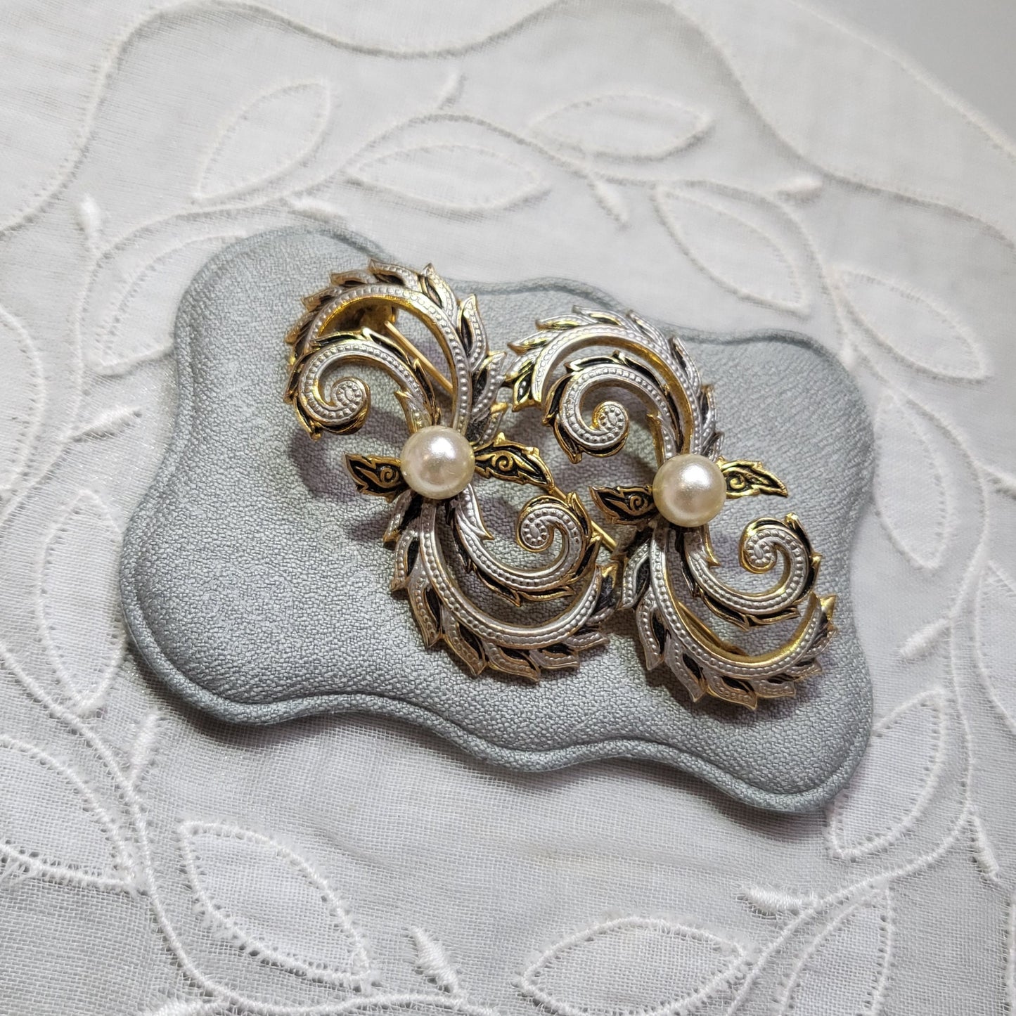 Brooch - Damascene Faux Pearl Swirly Brooch