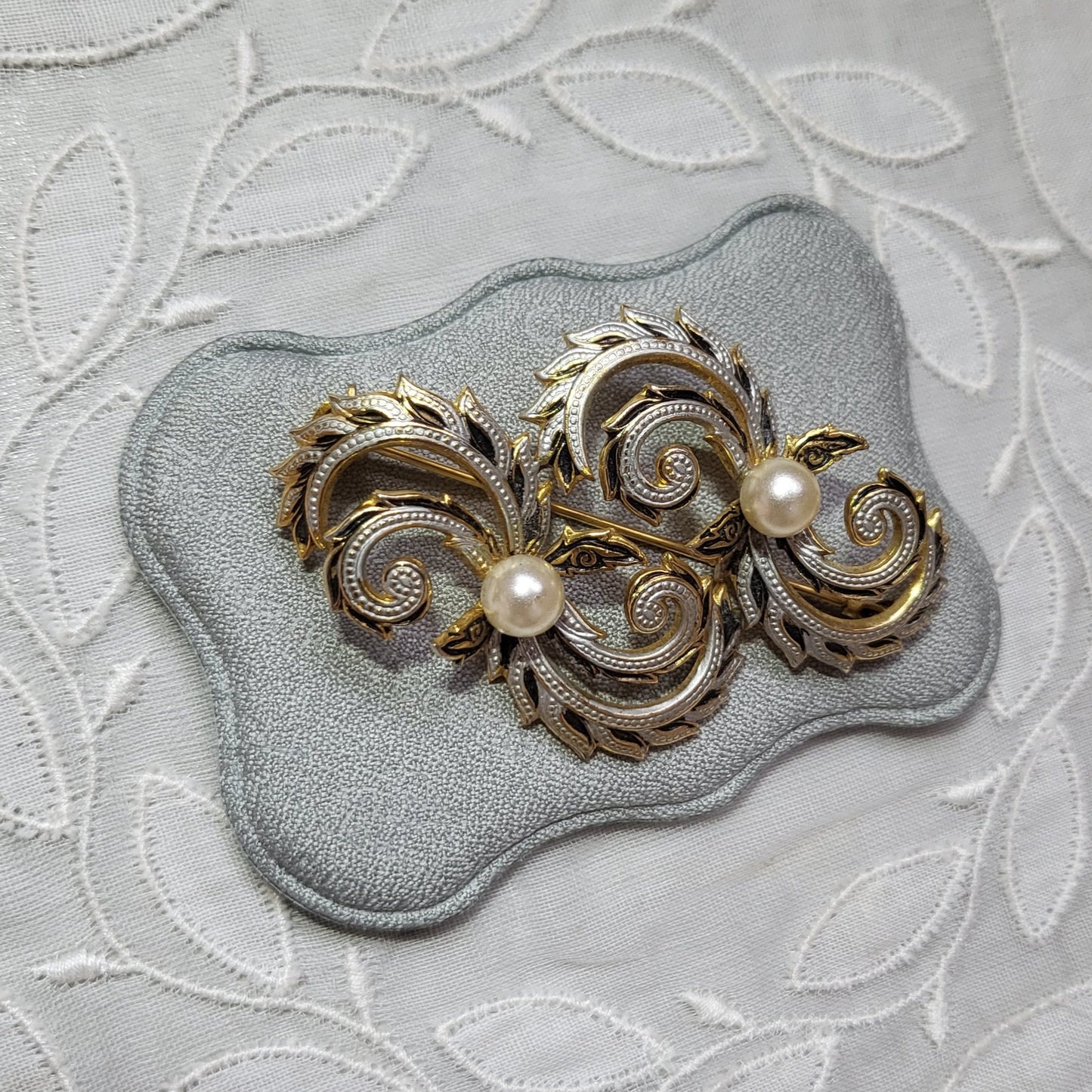 Brooch - Damascene Faux Pearl Swirly Brooch
